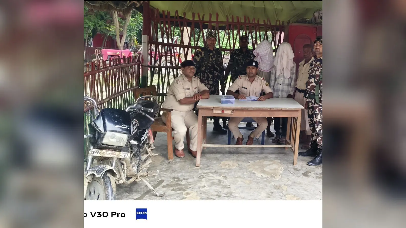 फोटो संख्या : 1 पुलिस गिरफ्त में आरोपित | Prabhat Khabar Network फोटो संख्या : 1 पुलिस गिरफ्त में आरोपित | Prabhat Khabar Network