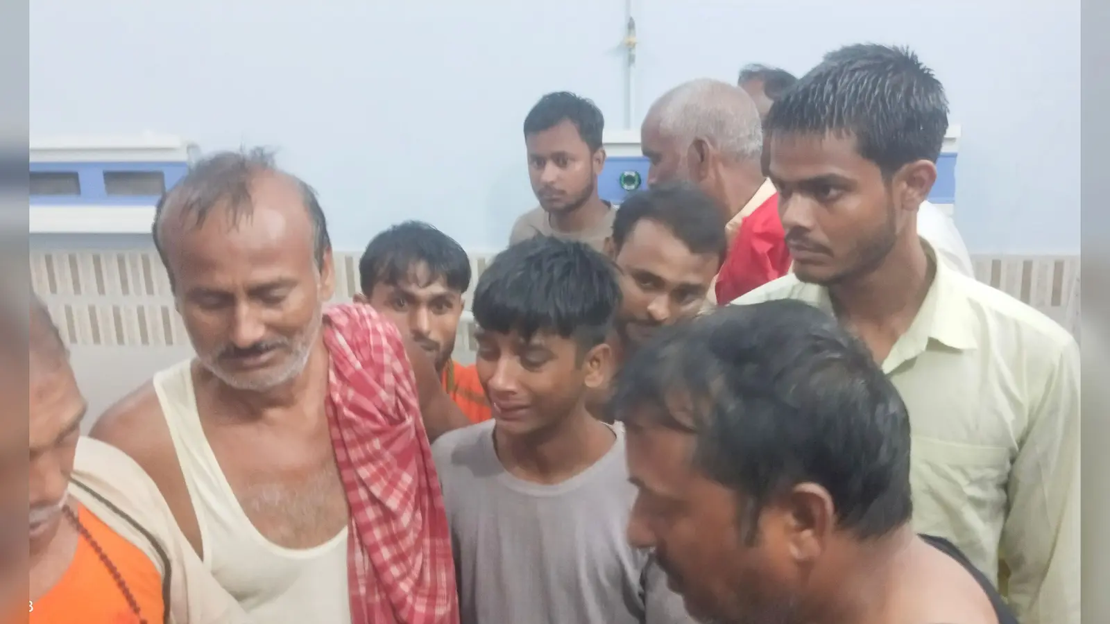 फोटो: 1: अस्पताल में डेट बॉडी को देखते चिकित्सक 2: मृतक का पंचनामा करती पुलिस 3: रोते बिलखते मृतक के परिजन | Prabhat Khabar Network फोटो: 1: अस्पताल में डेट बॉडी को देखते चिकित्सक 2: मृतक का पंचनामा करती पुलिस 3: रोते बिलखते मृतक के परिजन | Prabhat Khabar Network
