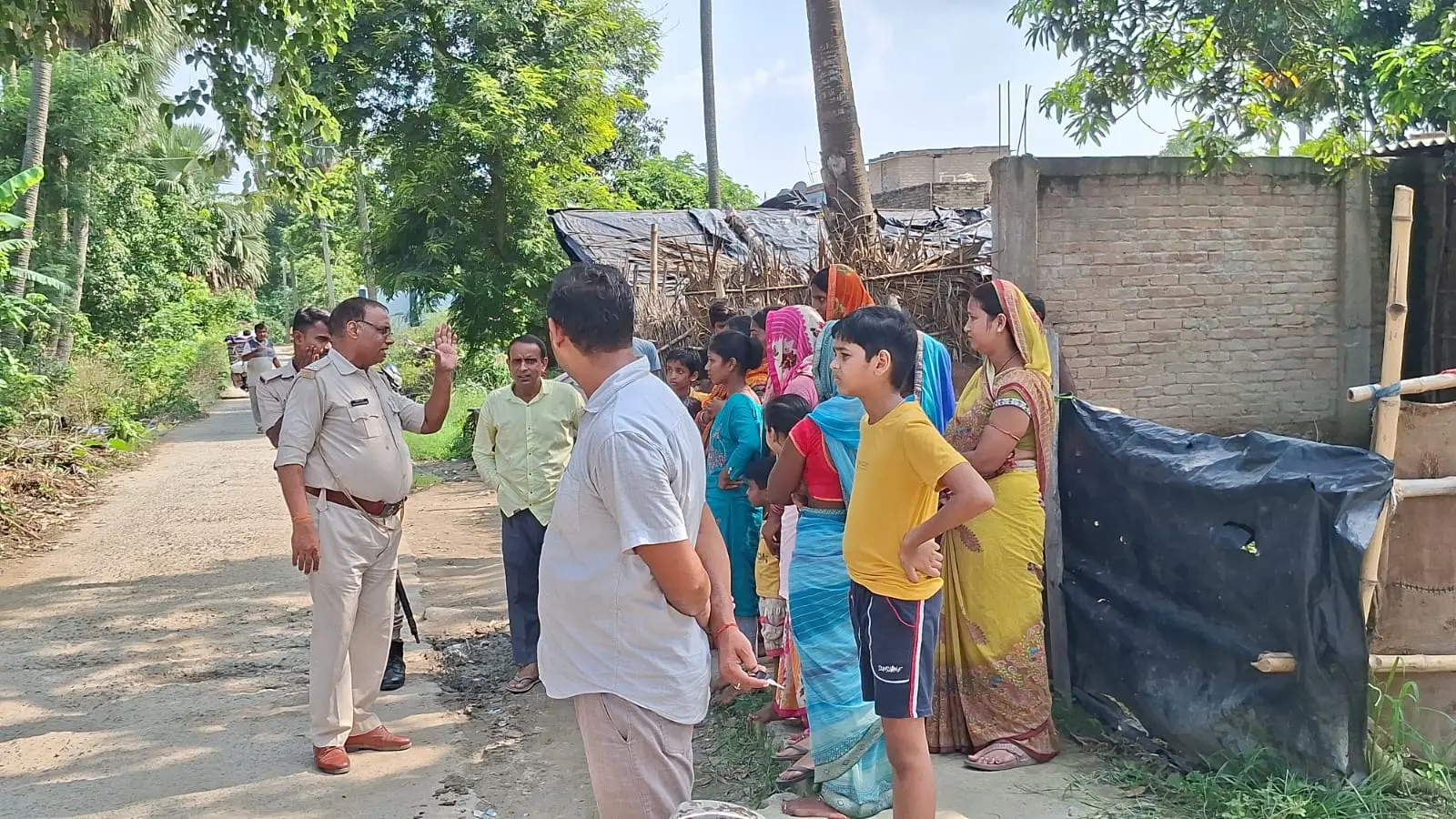 फोटो संख्या : 2 छानबीन करती पुलिस | Prabhat Khabar Network फोटो संख्या : 2 छानबीन करती पुलिस | Prabhat Khabar Network
