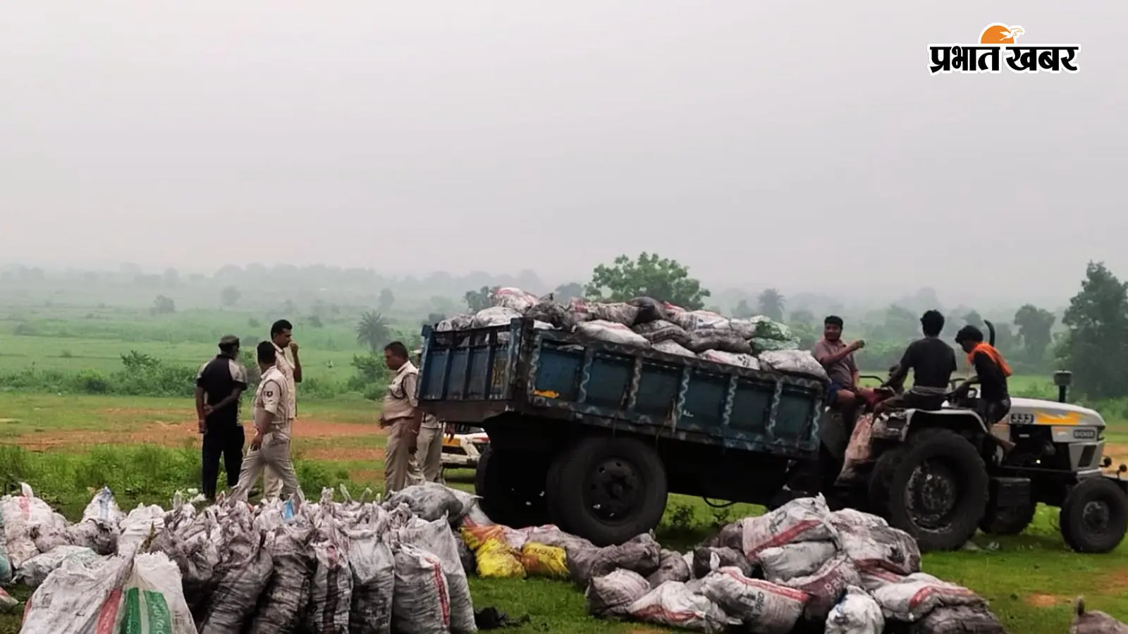 जब्त कोयला लदा ट्रैक्टर और नीचे बोरियों में भरकर रखे कोयले. जब्त कोयला लदा ट्रैक्टर और नीचे बोरियों में भरकर रखे कोयले.