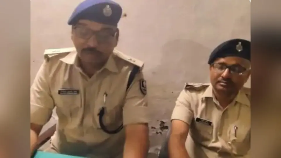 घटना के बारे मे जानकारी देते एस डीपीओ | Prabhat Khabar Network घटना के बारे मे जानकारी देते एस डीपीओ | Prabhat Khabar Network
