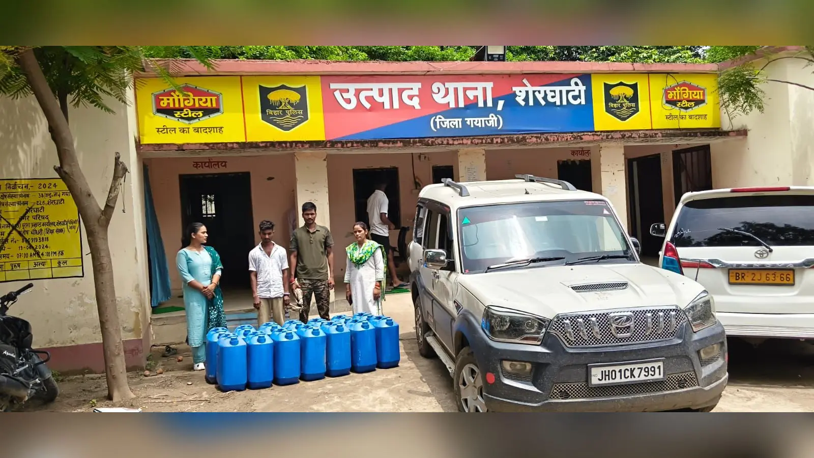 स्कॉर्पियो से जप्त किया गया स्पीड के साथ उत्पाद थाना के कर्मी | Prabhat Khabar Network स्कॉर्पियो से जप्त किया गया स्पीड के साथ उत्पाद थाना के कर्मी | Prabhat Khabar Network