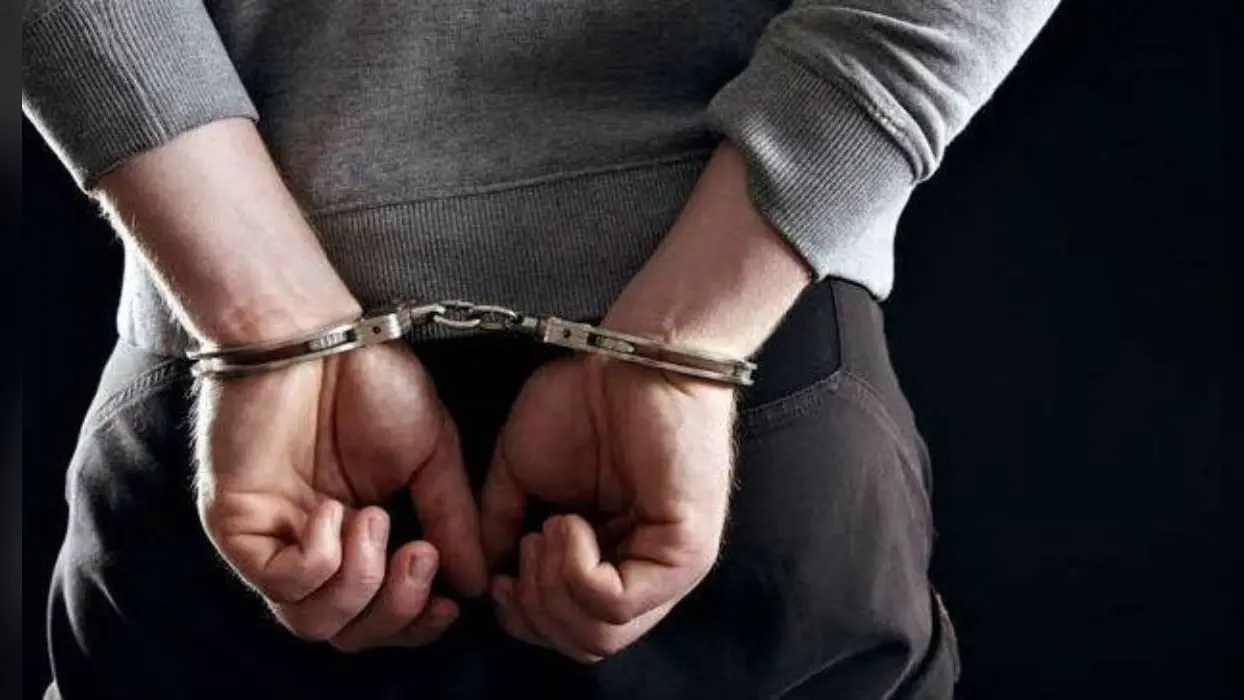 सीतामढ़ी: 21 लीटर शराब संग तस्कर गिरफ्तार सीतामढ़ी: 21 लीटर शराब संग तस्कर गिरफ्तार