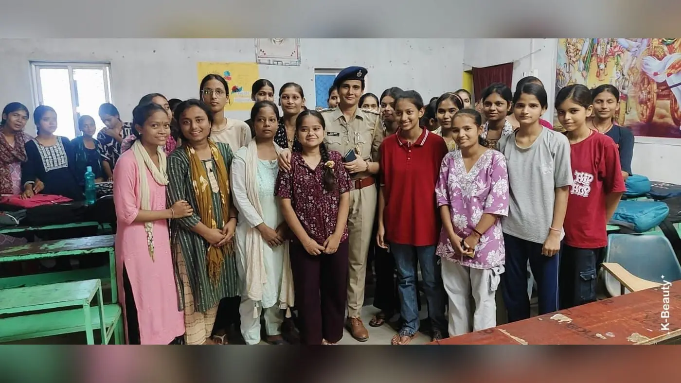 छात्राओं को जागरूक करतीं थानाध्यक्ष चुनमुन कुमारी | Prabhat Khabar Network छात्राओं को जागरूक करतीं थानाध्यक्ष चुनमुन कुमारी | Prabhat Khabar Network