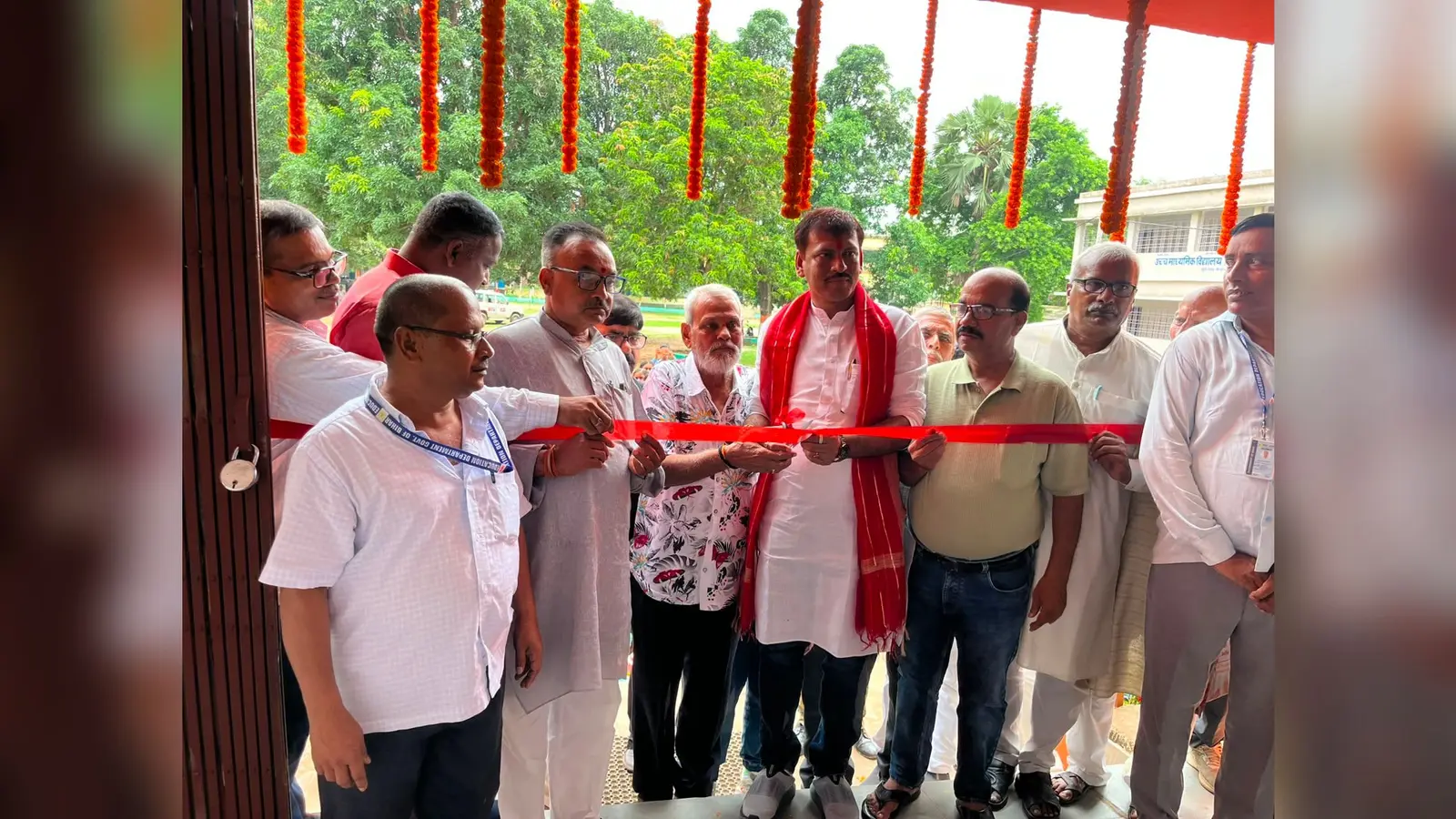 प्रेमनगर स्कूल में कार्यक्रम का उद्घाटन करते विधायक सोनू सिंह व अन्य | Prabhat Khabar Network प्रेमनगर स्कूल में कार्यक्रम का उद्घाटन करते विधायक सोनू सिंह व अन्य | Prabhat Khabar Network