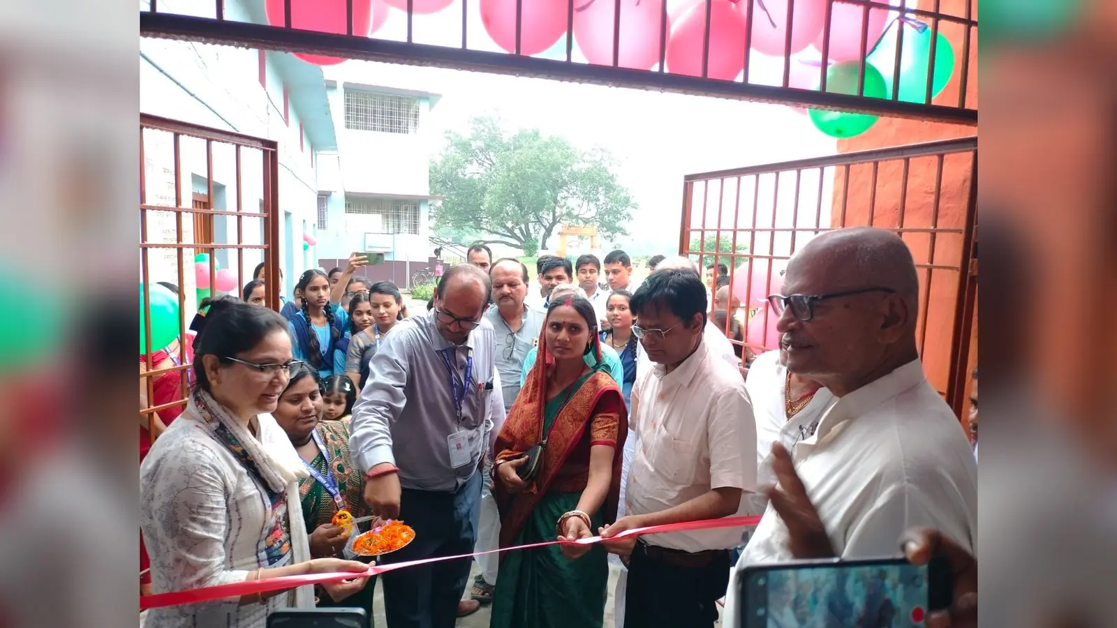 फोटो संख्या : 5 उद्घाटन करते बीडीओ व मुख्य पार्षद | Prabhat Khabar Network फोटो संख्या : 5 उद्घाटन करते बीडीओ व मुख्य पार्षद | Prabhat Khabar Network