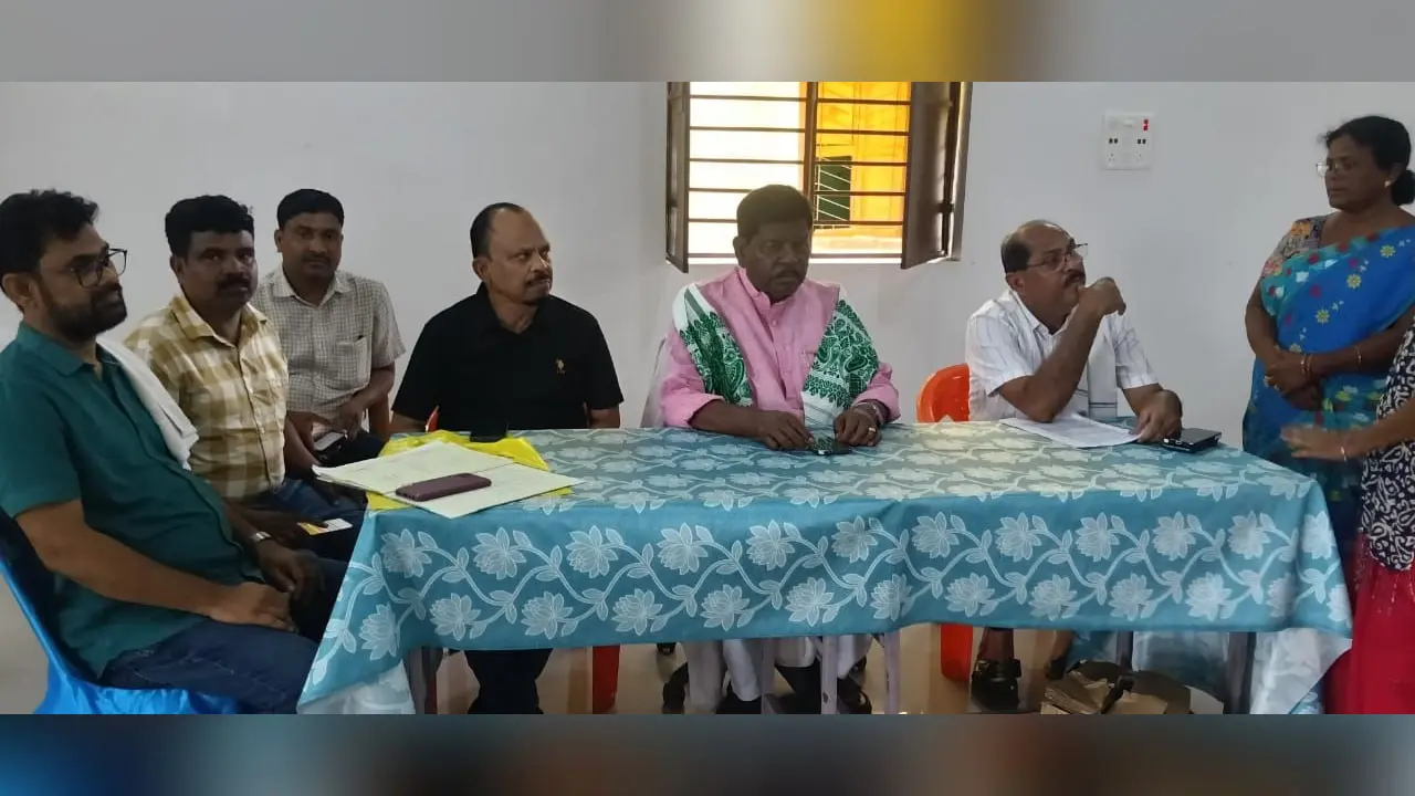 समीक्षा बैठक में मौजूद विधायक हेमलाल मुर्मू एवं अन्य | Prabhat Khabar Network समीक्षा बैठक में मौजूद विधायक हेमलाल मुर्मू एवं अन्य | Prabhat Khabar Network