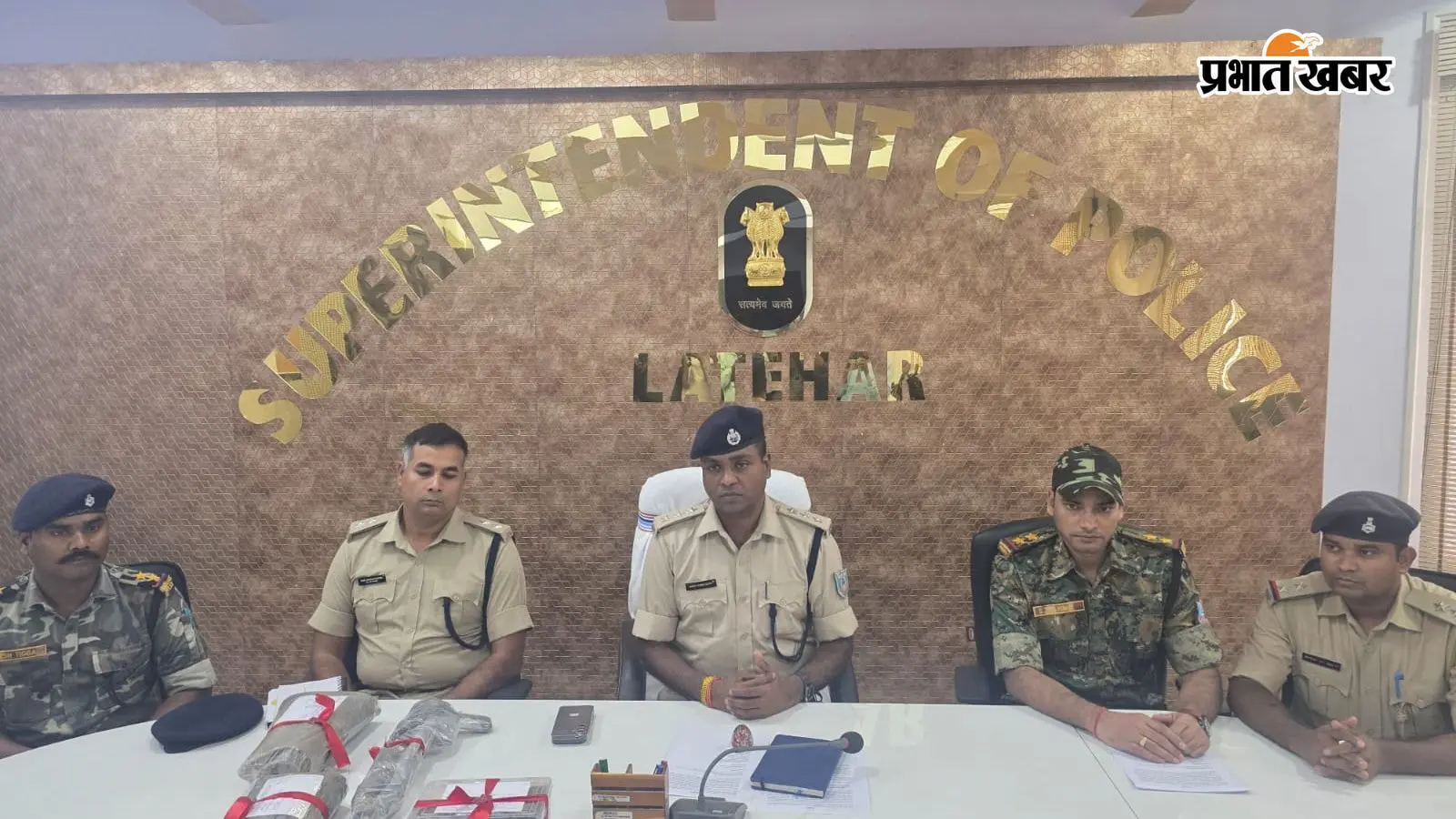 प्रेस वार्ता करती पुलिस प्रेस वार्ता करती पुलिस