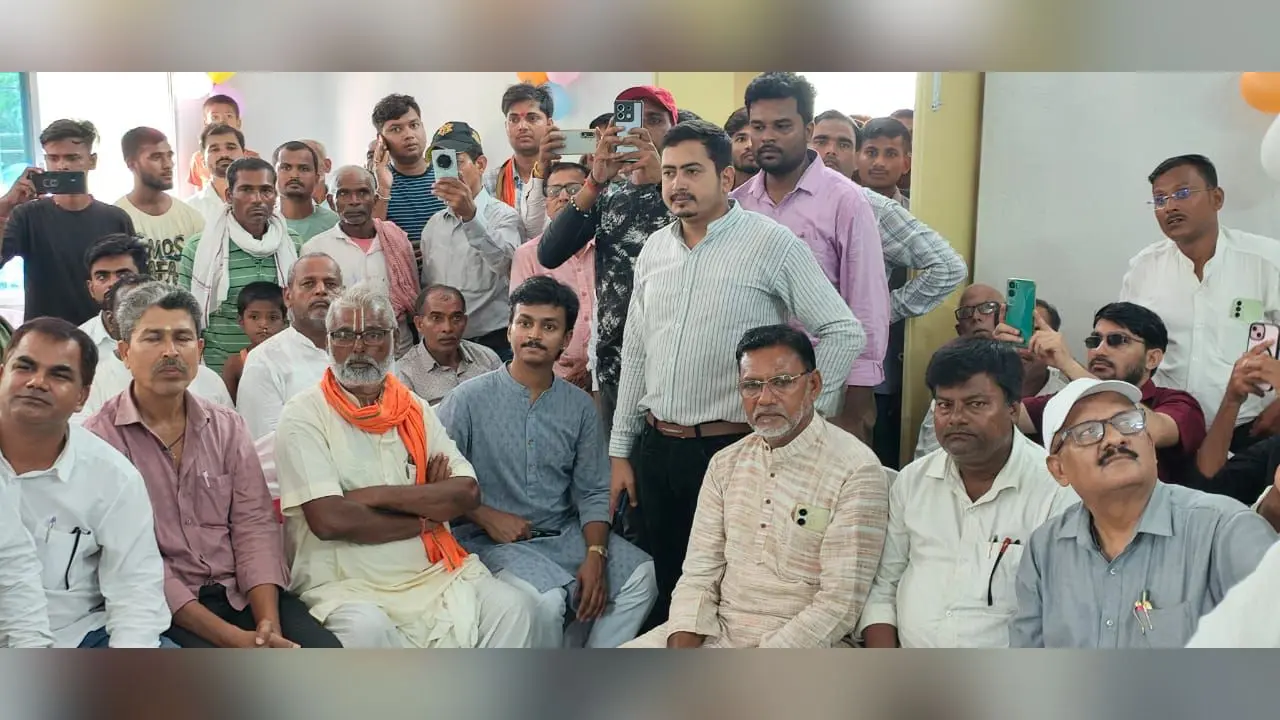 आदर्श विद्यालय के शुभारंभ में शामिल जनप्रतिनिधि, शिक्षक,छात्र व ग्रामीण लोग | Prabhat Khabar Network आदर्श विद्यालय के शुभारंभ में शामिल जनप्रतिनिधि, शिक्षक,छात्र व ग्रामीण लोग | Prabhat Khabar Network