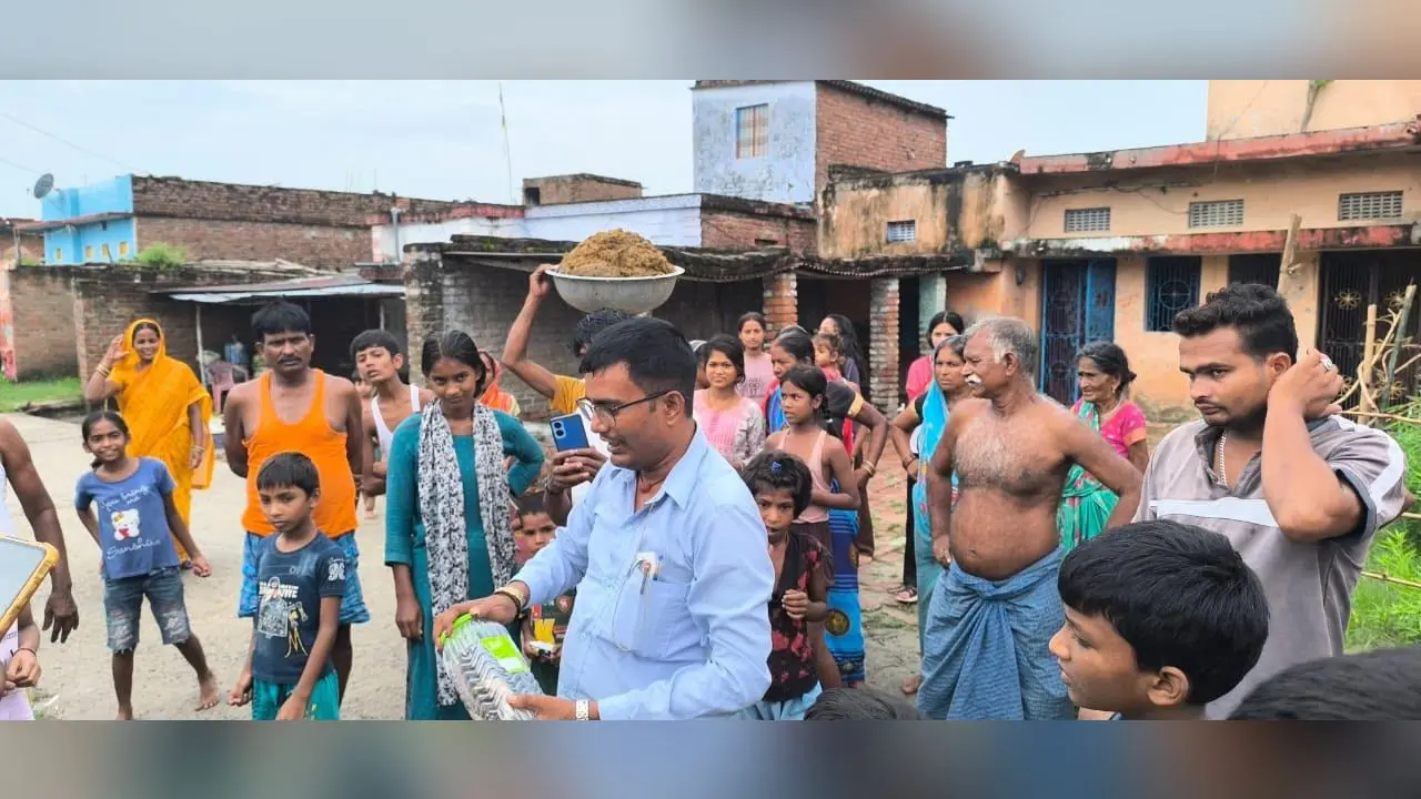कोबरा सांप को रेस्क्यू करने के बाद दवा में पैक करते रेस्क्यू टीम के प्रभारी | Prabhat Khabar Network कोबरा सांप को रेस्क्यू करने के बाद दवा में पैक करते रेस्क्यू टीम के प्रभारी | Prabhat Khabar Network