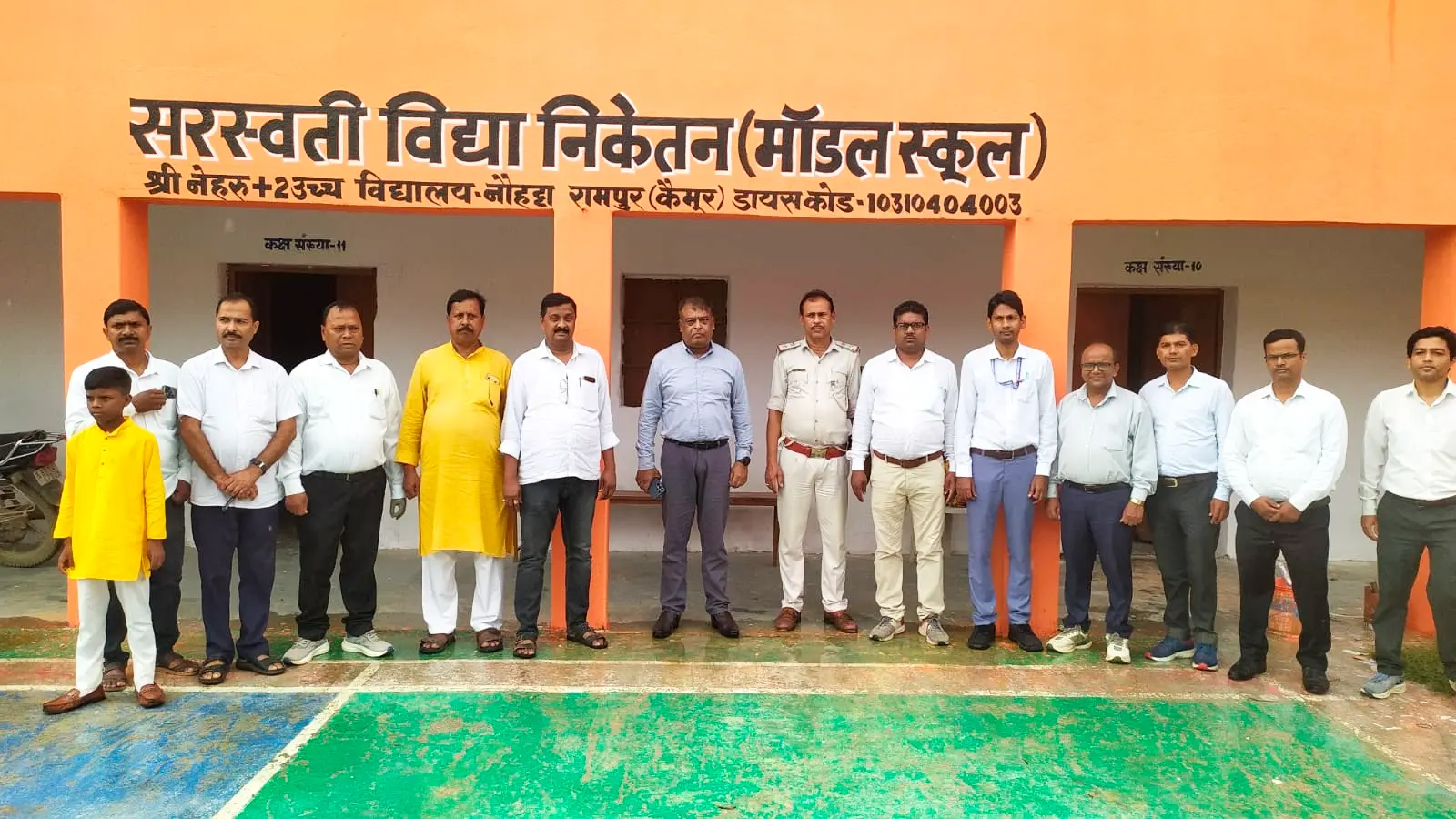 1उद्घाटन जे दौरान उपस्थित लोग 2 संयुक्त रूप से फीता काटते मुख्य अतिथि व अन्य लोग | Prabhat Khabar Network 1उद्घाटन जे दौरान उपस्थित लोग 2 संयुक्त रूप से फीता काटते मुख्य अतिथि व अन्य लोग | Prabhat Khabar Network