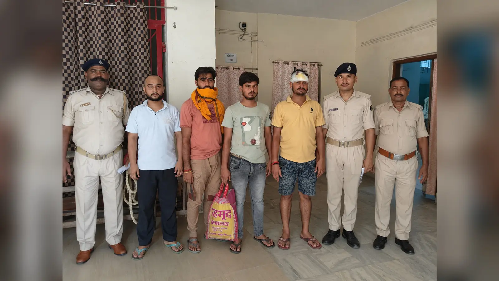 1. हाटा में मारपीट मामले में गिरफ्तार आरोपी 2. घायल का इलाज करते चिकित्सक | Prabhat Khabar Network 1. हाटा में मारपीट मामले में गिरफ्तार आरोपी 2. घायल का इलाज करते चिकित्सक | Prabhat Khabar Network