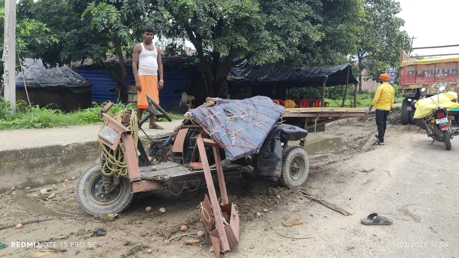नोट: फोटो नंबर 19 सीएचपी 13 है कैप्सन होगा- दुर्घटनाग्रस्त ठेला | Prabhat Khabar Network नोट: फोटो नंबर 19 सीएचपी 13 है कैप्सन होगा- दुर्घटनाग्रस्त ठेला | Prabhat Khabar Network