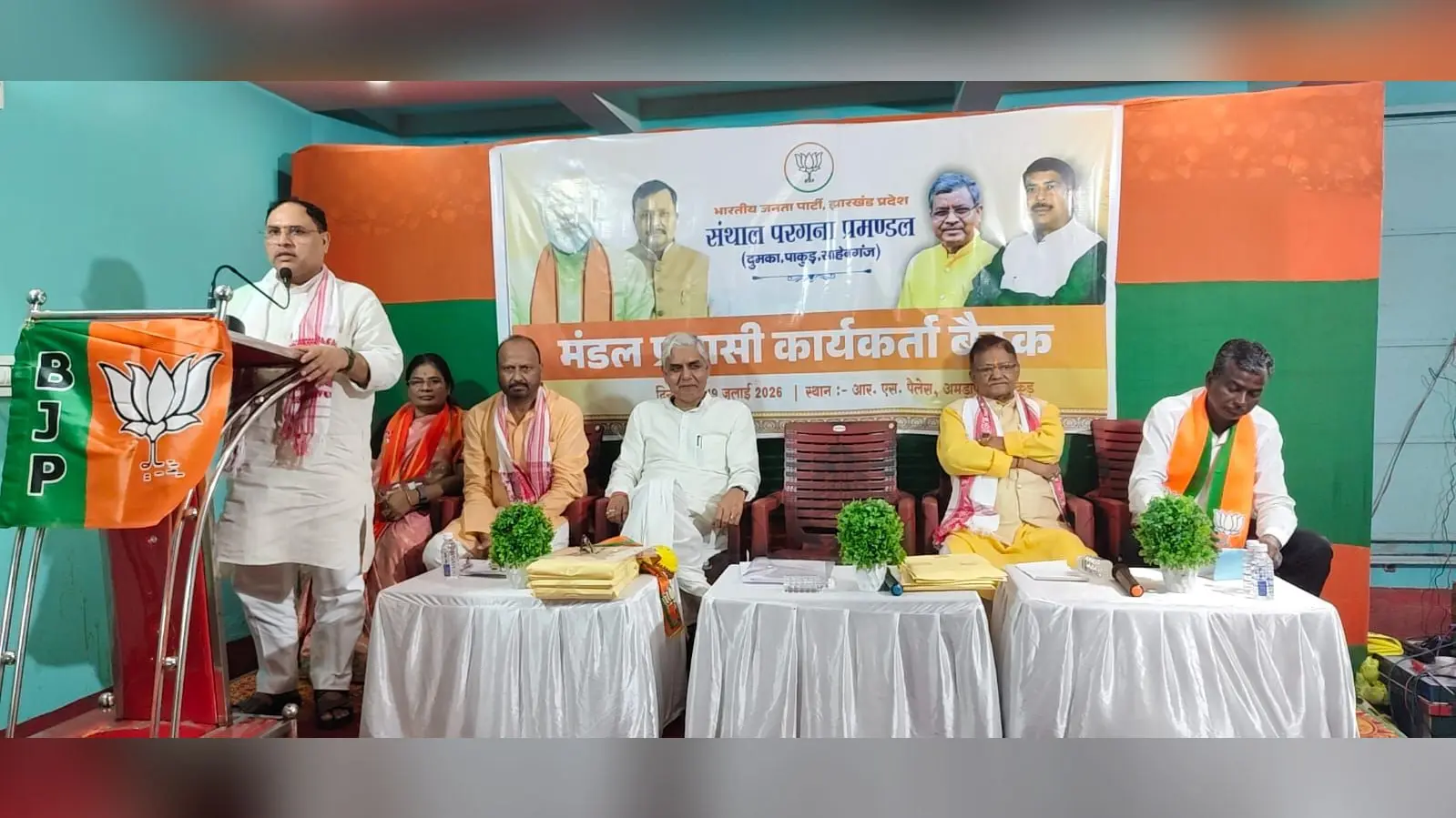 संबोधित करते प्रदेश संगठन महामंत्री कर्मवीर सिंह व उपस्थित कार्यकर्ता | Prabhat Khabar Network संबोधित करते प्रदेश संगठन महामंत्री कर्मवीर सिंह व उपस्थित कार्यकर्ता | Prabhat Khabar Network