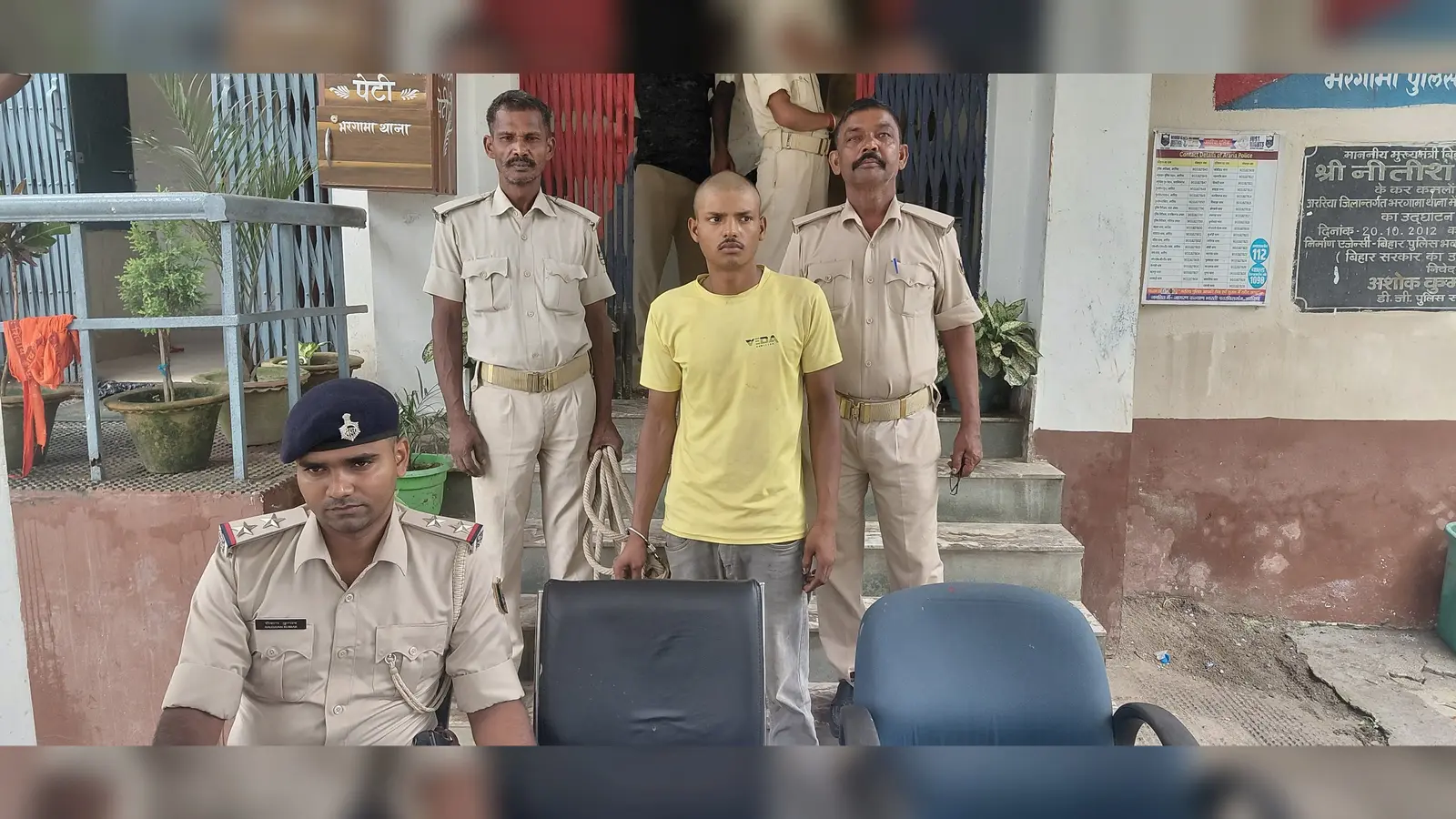 फोटो कैप्सन :- पुलिस की गिरफ्तार मे अभियुक्त संतोष | Prabhat Khabar Network फोटो कैप्सन :- पुलिस की गिरफ्तार मे अभियुक्त संतोष | Prabhat Khabar Network
