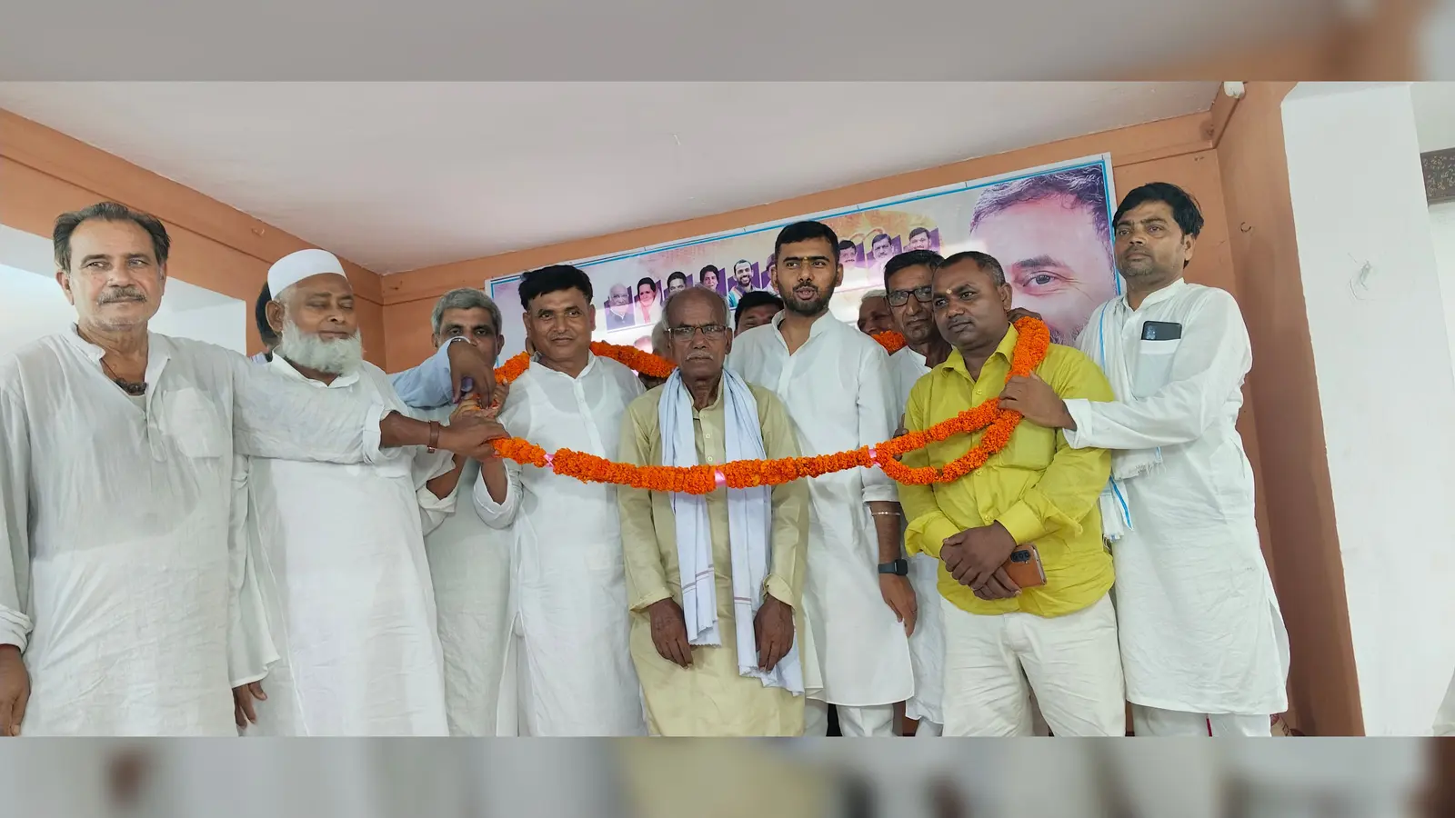 कांग्रेस के नव निर्वाचित जिला अध्यक्ष, प्रखंड अध्यक्ष को फूल माला से सम्मानित करते कार्यकर्ता | Prabhat Khabar Network कांग्रेस के नव निर्वाचित जिला अध्यक्ष, प्रखंड अध्यक्ष को फूल माला से सम्मानित करते कार्यकर्ता | Prabhat Khabar Network