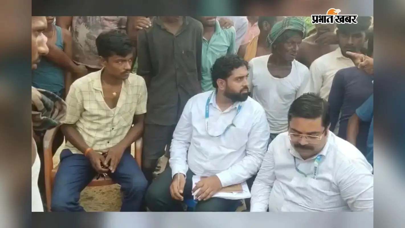 गत दिनों पूर्व पीड़ित के घर पर जाँच करने पहुंचे बैंक से संबंधित अधिकारी | Prabhat Khabar Network गत दिनों पूर्व पीड़ित के घर पर जाँच करने पहुंचे बैंक से संबंधित अधिकारी | Prabhat Khabar Network