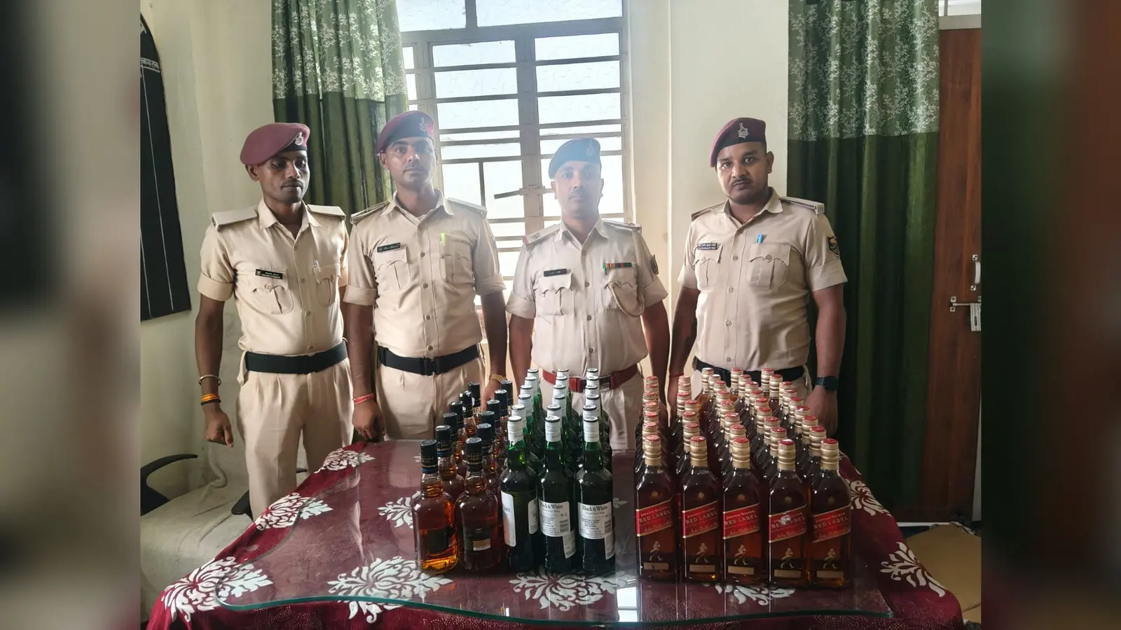 जब्त शराब के साथ रेल पुलिस के अधिकारी | Prabhat Khabar Network जब्त शराब के साथ रेल पुलिस के अधिकारी | Prabhat Khabar Network