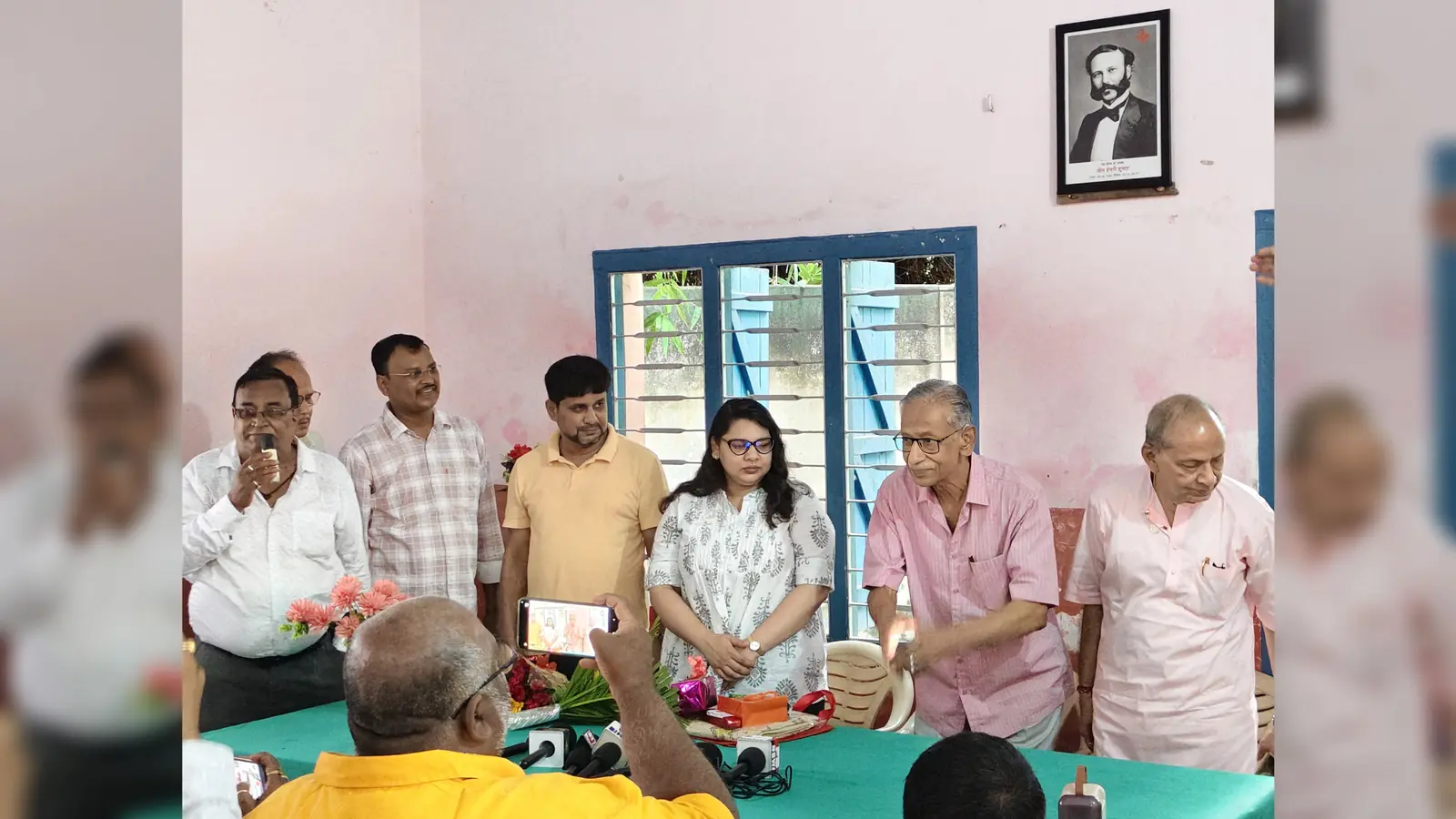 समारोह में डॉ दीक्षा का अभिनंदन करते रेड क्रॉस के अध्यक्ष, सचिव व अन्य अतिथिगण | Prabhat Khabar Network समारोह में डॉ दीक्षा का अभिनंदन करते रेड क्रॉस के अध्यक्ष, सचिव व अन्य अतिथिगण | Prabhat Khabar Network