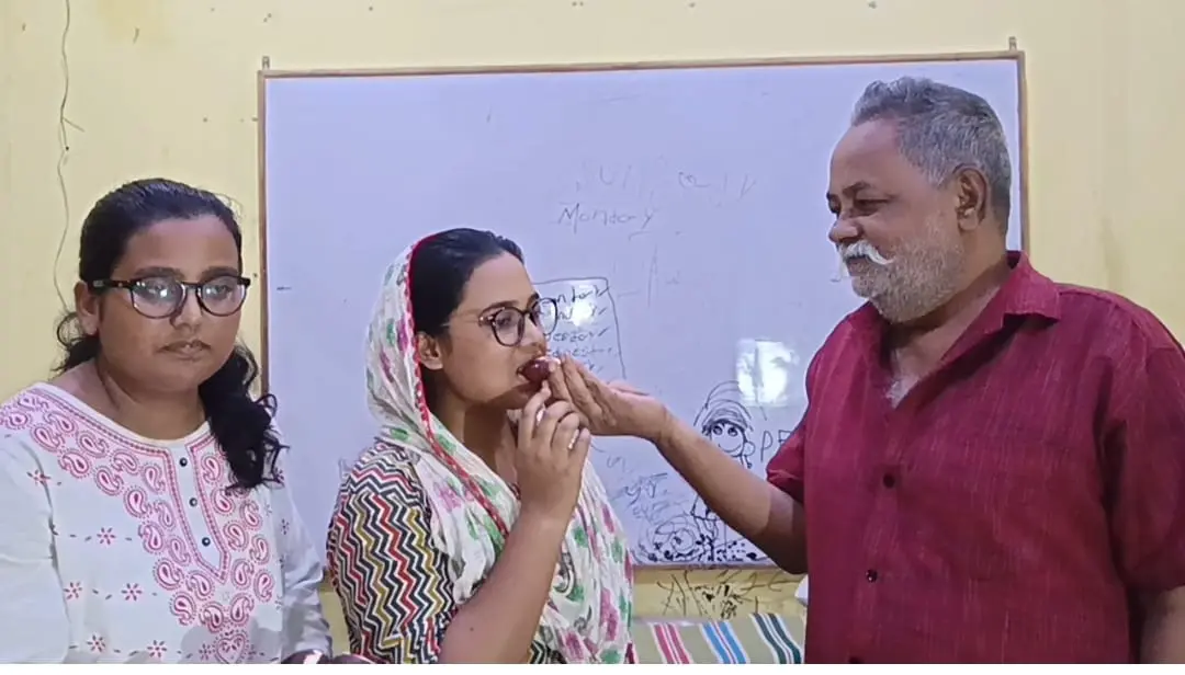 मिठाई खिलाते परिजन | Prabhat Khabar Network मिठाई खिलाते परिजन | Prabhat Khabar Network