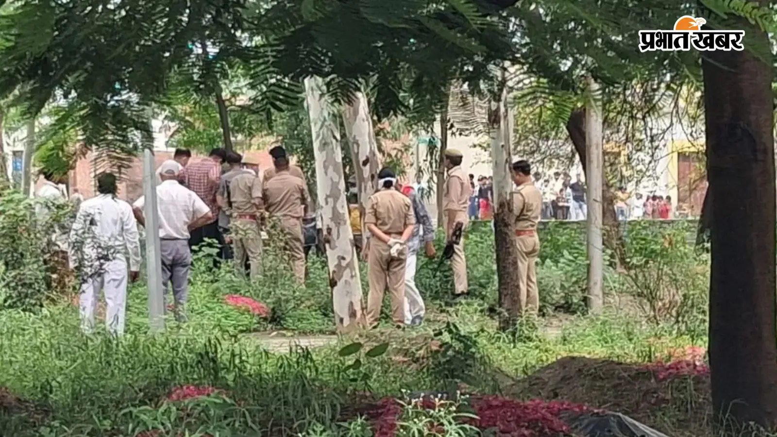 कब्र से शव निकालवाती पुलिस कब्र से शव निकालवाती पुलिस