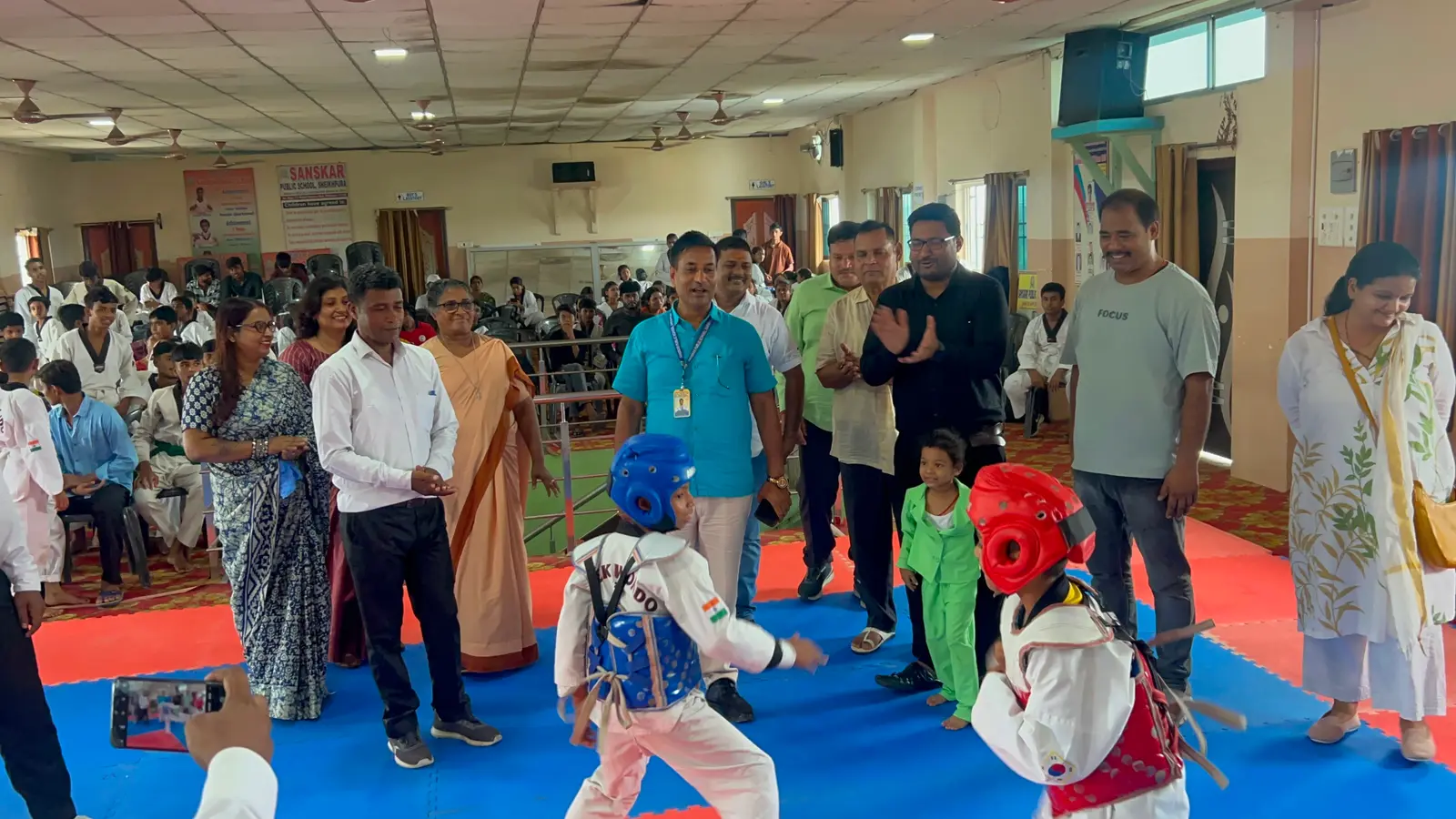ताईक्वांडो खेल प्रतियोगिता में भाग लेते बच्चे,उपस्थित अतिथि गण. प्रतियोगिता में शामिल खिलाड़ियों को संबोधित करते अतिथि. | Prabhat Khabar Network ताईक्वांडो खेल प्रतियोगिता में भाग लेते बच्चे,उपस्थित अतिथि गण. प्रतियोगिता में शामिल खिलाड़ियों को संबोधित करते अतिथि. | Prabhat Khabar Network