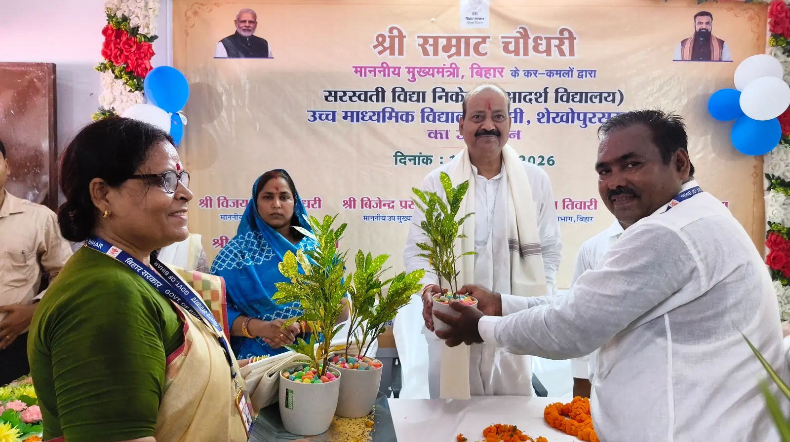 अधिकारी को पुष्पगुच्छ देकर सम्मानित करते प्रधानाचार्य | Prabhat Khabar Network अधिकारी को पुष्पगुच्छ देकर सम्मानित करते प्रधानाचार्य | Prabhat Khabar Network