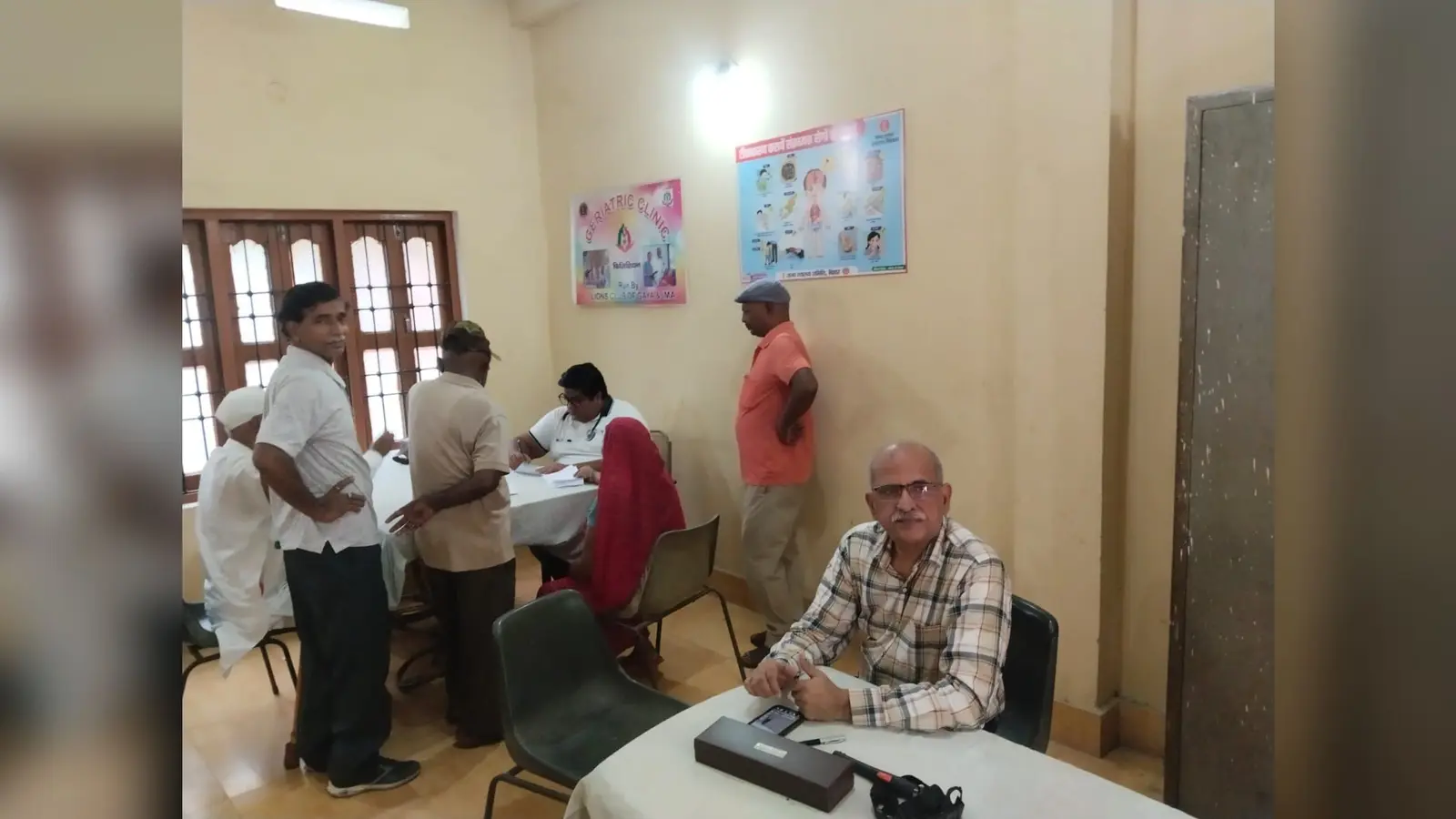 जेरियाट्रिक क्लीनिक में मरीज का जांच करते डॉक्टर | Prabhat Khabar Network जेरियाट्रिक क्लीनिक में मरीज का जांच करते डॉक्टर | Prabhat Khabar Network