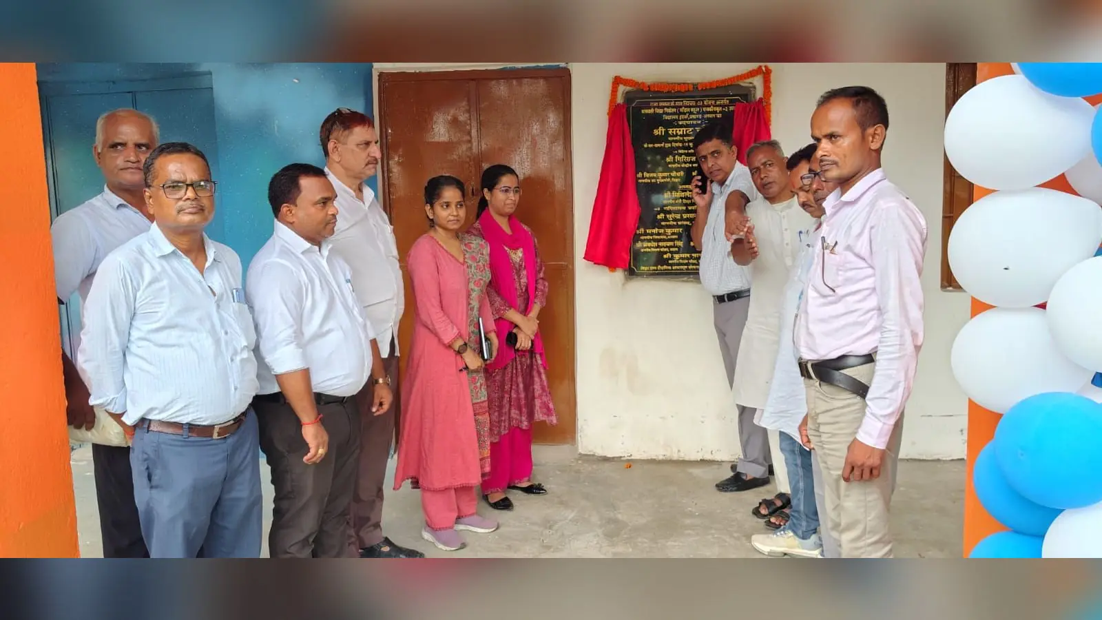 इटवा + 2 विद्यालय में बना मॉडल स्कुल उद्घाटन के अवसर पर बैठे लोग | Prabhat Khabar Network इटवा + 2 विद्यालय में बना मॉडल स्कुल उद्घाटन के अवसर पर बैठे लोग | Prabhat Khabar Network