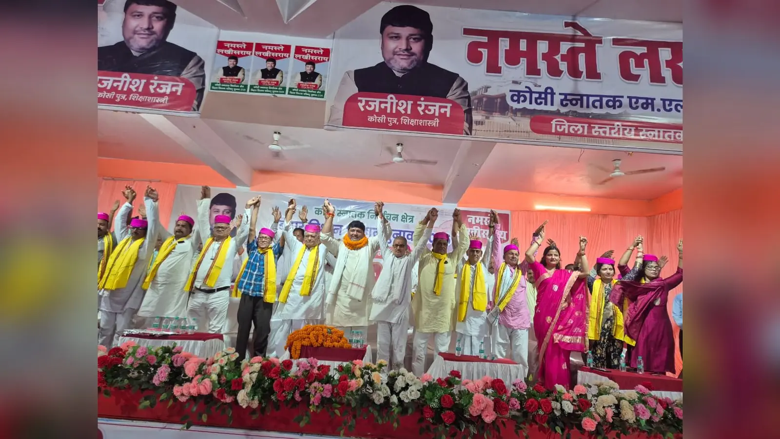 दीप प्रज्वलित कर कार्यक्रम का शुभारंभ करते अतिथि गण | Prabhat Khabar Network दीप प्रज्वलित कर कार्यक्रम का शुभारंभ करते अतिथि गण | Prabhat Khabar Network
