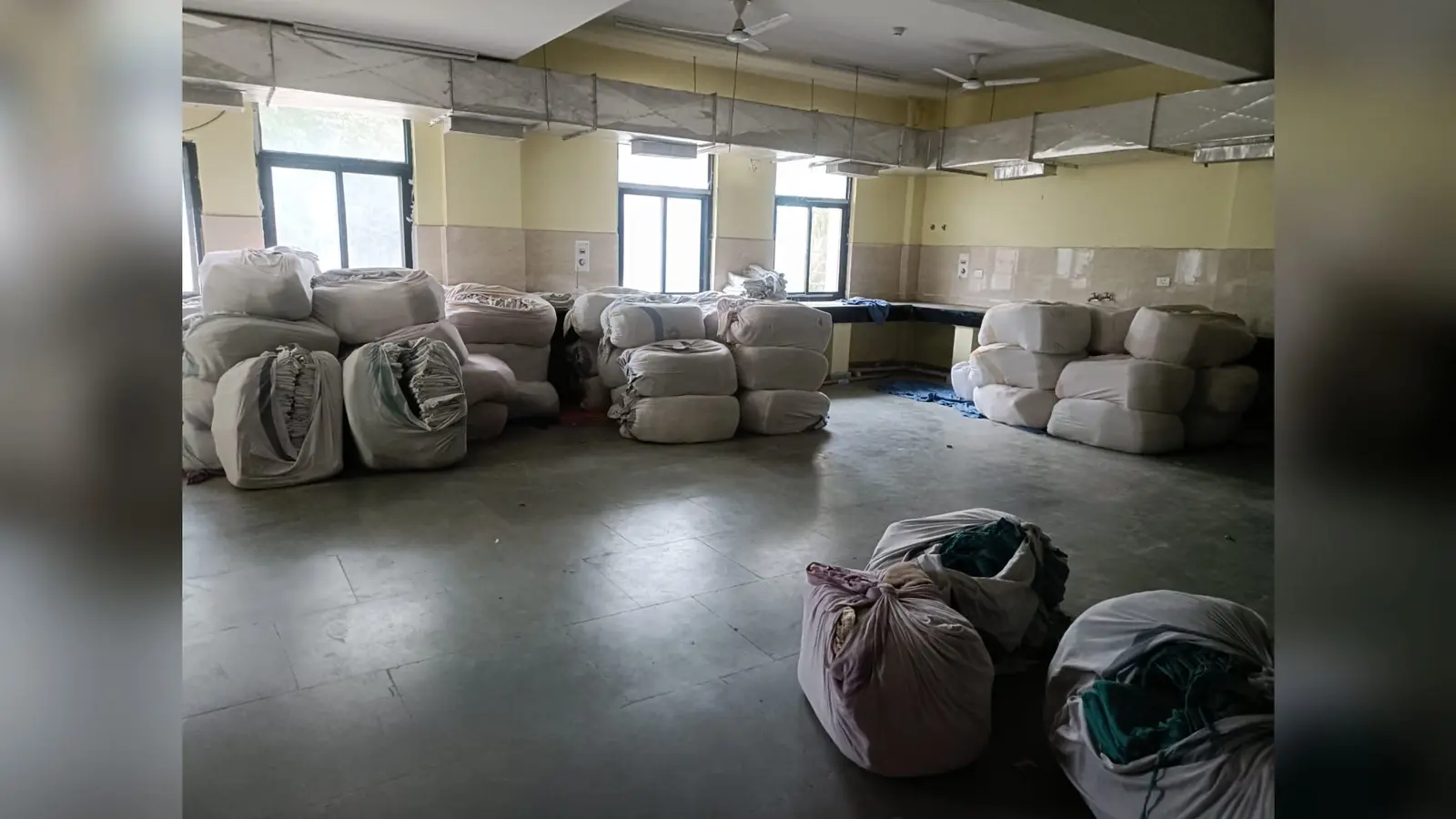 फोटो. 1परिचय. धुलाई के लिए पटना भेजने के लिए रखा कपड़ों का गठ्ठर. | Prabhat Khabar Network फोटो. 1परिचय. धुलाई के लिए पटना भेजने के लिए रखा कपड़ों का गठ्ठर. | Prabhat Khabar Network