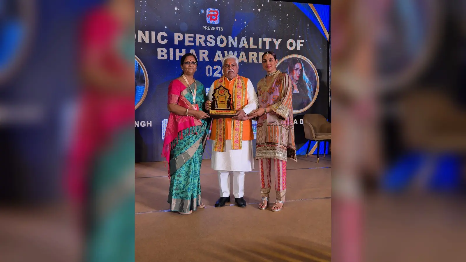 मुखिया को मोमेंटो देकर सम्मानित करते विधान सभा अध्यक्ष व अभिनेत्री ईशा देओल | Prabhat Khabar Network मुखिया को मोमेंटो देकर सम्मानित करते विधान सभा अध्यक्ष व अभिनेत्री ईशा देओल | Prabhat Khabar Network