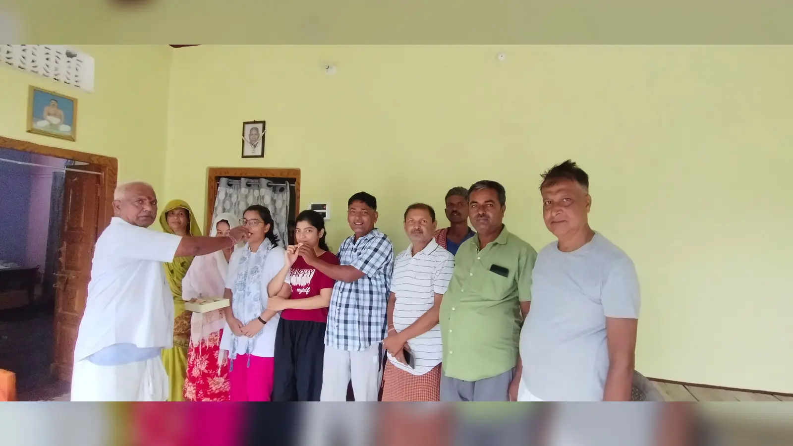 नीट छात्रा की सफलता पर मिठाई खिलाकर मुंह मीठा कराते स्थानीय लोग। | Prabhat Khabar Network नीट छात्रा की सफलता पर मिठाई खिलाकर मुंह मीठा कराते स्थानीय लोग। | Prabhat Khabar Network