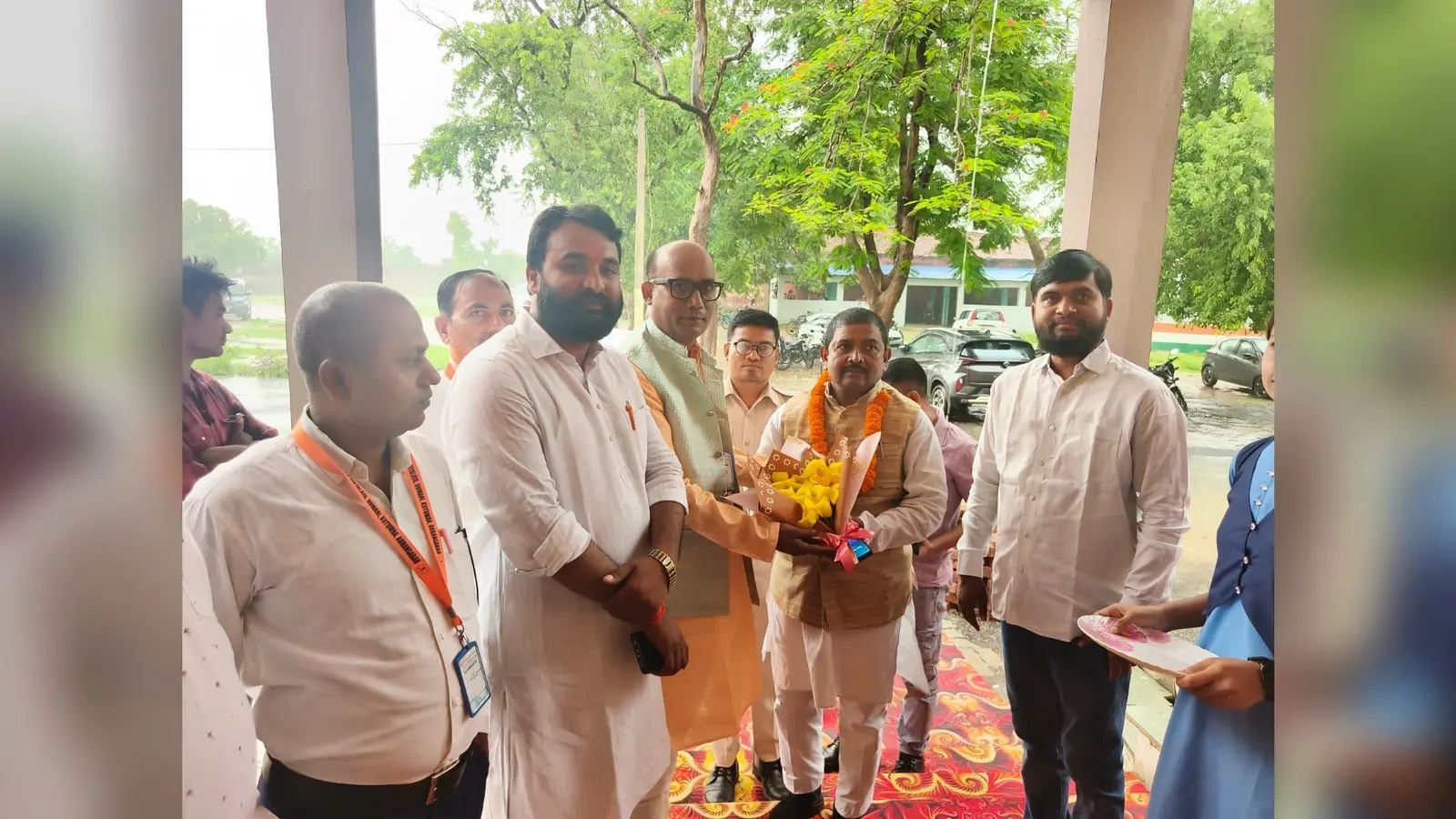 फीता काटकर उद्घाटन करते विधायक ललन राम विधायक को सम्मानित करते प्रधानाध्यापक व अन्य | Prabhat Khabar Network फीता काटकर उद्घाटन करते विधायक ललन राम विधायक को सम्मानित करते प्रधानाध्यापक व अन्य | Prabhat Khabar Network