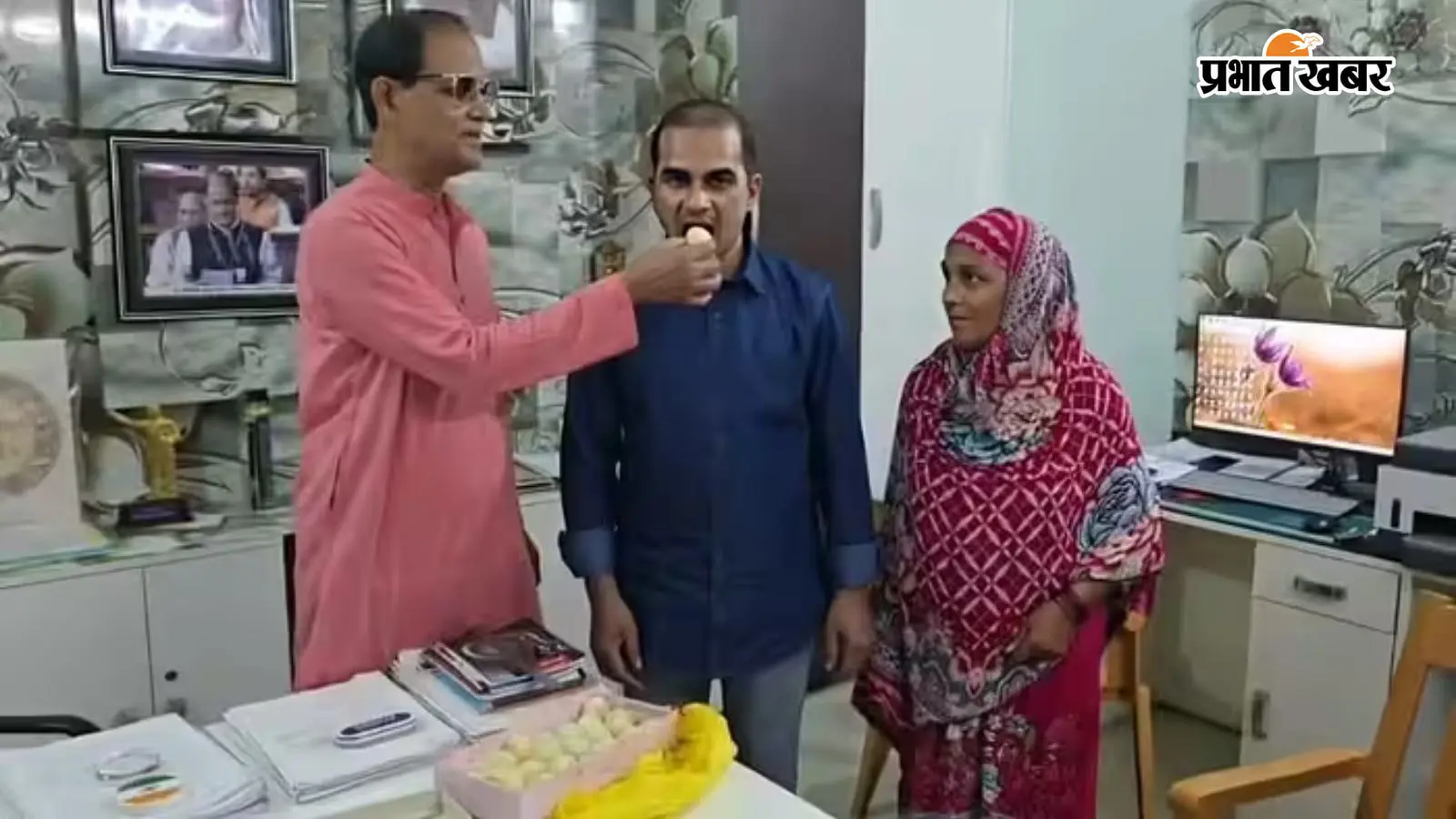 सांसद आलोक कुमार सुमन वसीम को मिठाई खिलाते हुए सांसद आलोक कुमार सुमन वसीम को मिठाई खिलाते हुए