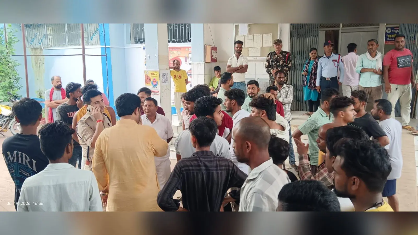 अस्पताल में जुटी लोगों की भीड़ | Prabhat Khabar Network अस्पताल में जुटी लोगों की भीड़ | Prabhat Khabar Network