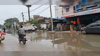 सारण: तरैया में मुख्य सड़कों पर महीनों से जमा है जलजमाव का पानी, ठप पड़ा व्यवसाय, बेबस दुकानदार और राहगीर