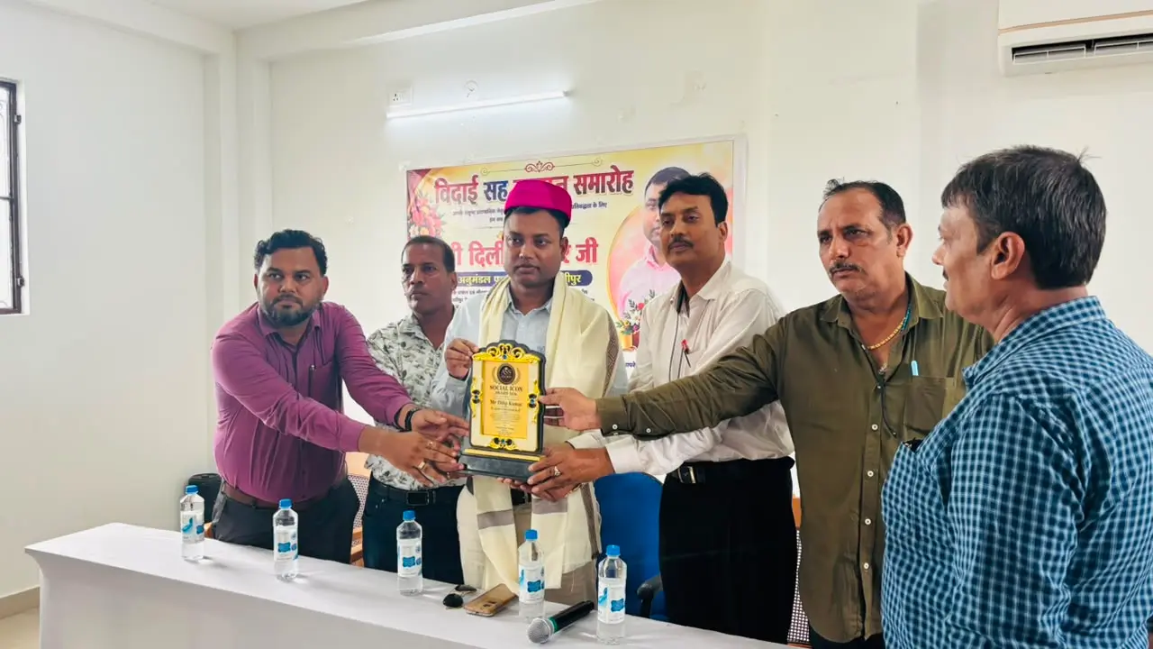 फोटो संख्या : 10 समारोह में मौजूद निवर्तमान एसडीओ व अन्य | Prabhat Khabar Network फोटो संख्या : 10 समारोह में मौजूद निवर्तमान एसडीओ व अन्य | Prabhat Khabar Network