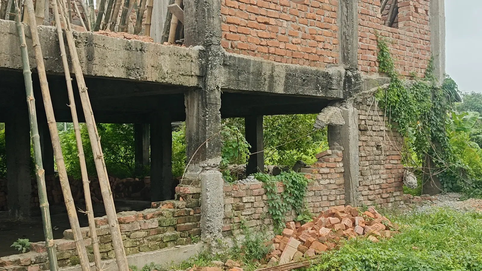 जर्जर पिलर पर ढलाई , एवं जर्जर बाढ़ सुरक्षा केंद्र पर हुई ढलाई | Prabhat Khabar Network जर्जर पिलर पर ढलाई , एवं जर्जर बाढ़ सुरक्षा केंद्र पर हुई ढलाई | Prabhat Khabar Network