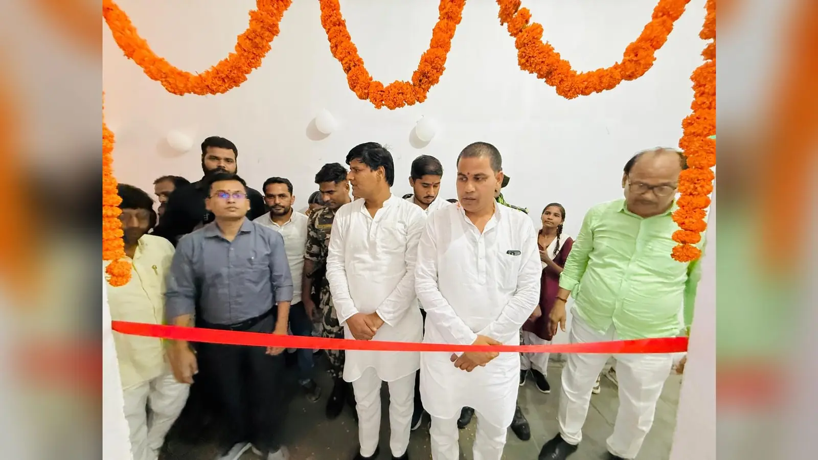 फोटो.9. उद्घाटन करते विधायक व अधिकारी और जनप्रतिनिधी | Prabhat Khabar Network फोटो.9. उद्घाटन करते विधायक व अधिकारी और जनप्रतिनिधी | Prabhat Khabar Network