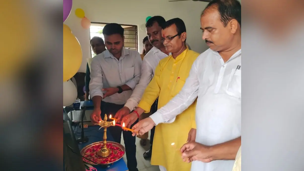 दीप प्रज्ज्वलित कर समारोह का उद्घाटन करते | Prabhat Khabar Network दीप प्रज्ज्वलित कर समारोह का उद्घाटन करते | Prabhat Khabar Network