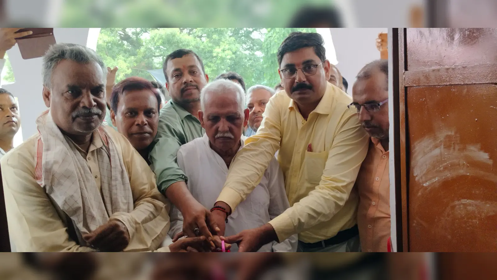 वर्ग कक्ष का उदघाटन करते प्रखंड शिक्षा पदाधिकारी मणिशंकर कुमार सिंह व अन्य। | Prabhat Khabar Network वर्ग कक्ष का उदघाटन करते प्रखंड शिक्षा पदाधिकारी मणिशंकर कुमार सिंह व अन्य। | Prabhat Khabar Network