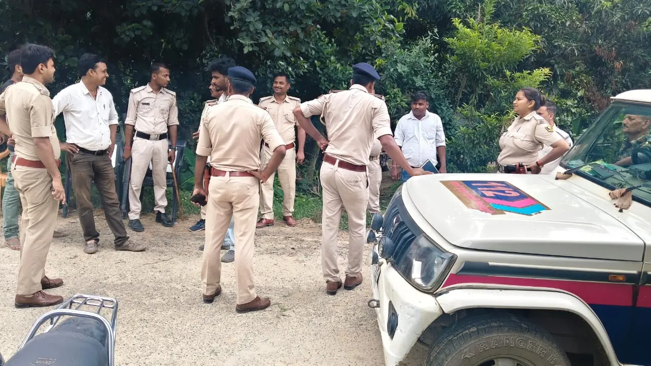 फोटो: पंडौल थाना के बथने गांव में गोली बारी की घटना के बाद जांच करती पुलिस की टीम | Prabhat Khabar Network फोटो: पंडौल थाना के बथने गांव में गोली बारी की घटना के बाद जांच करती पुलिस की टीम | Prabhat Khabar Network