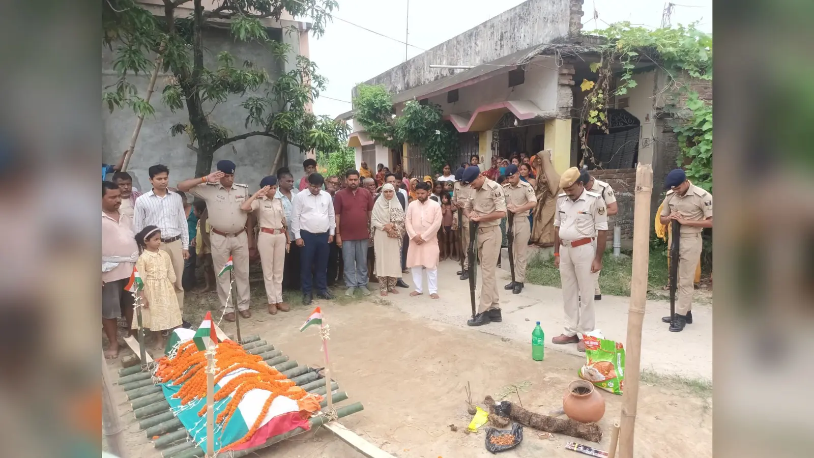 गार्ड ऑफ ऑनर देकर सलामी देते लोग | Prabhat Khabar Network गार्ड ऑफ ऑनर देकर सलामी देते लोग | Prabhat Khabar Network