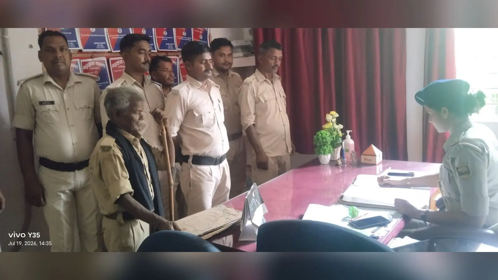 बड़हरा थाना में चौकीदारी परेड सिन्हा थाना में चौकीदारी परेड | Prabhat Khabar Network बड़हरा थाना में चौकीदारी परेड सिन्हा थाना में चौकीदारी परेड | Prabhat Khabar Network