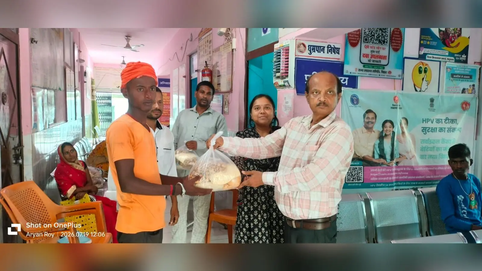 टीवी मरीज के बीच पोषण कीट का वितरण करते प्रभारी चिकित्सा पदाधिकारी | Prabhat Khabar Network टीवी मरीज के बीच पोषण कीट का वितरण करते प्रभारी चिकित्सा पदाधिकारी | Prabhat Khabar Network