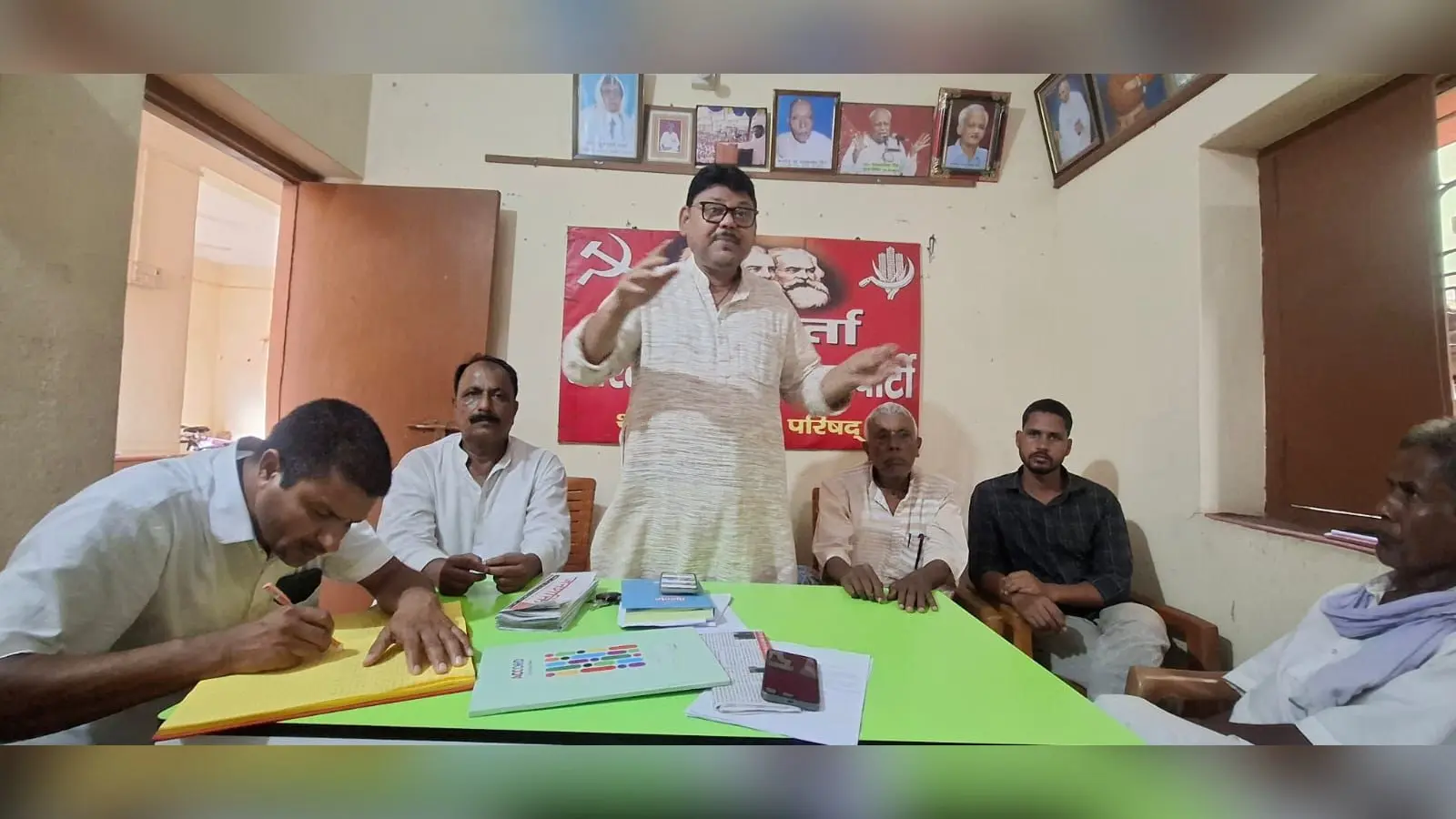 सीपीआई जिला परिषद की बैठक को संबोधित करते इरफान अहमद फातमी. | Prabhat Khabar Network सीपीआई जिला परिषद की बैठक को संबोधित करते इरफान अहमद फातमी. | Prabhat Khabar Network