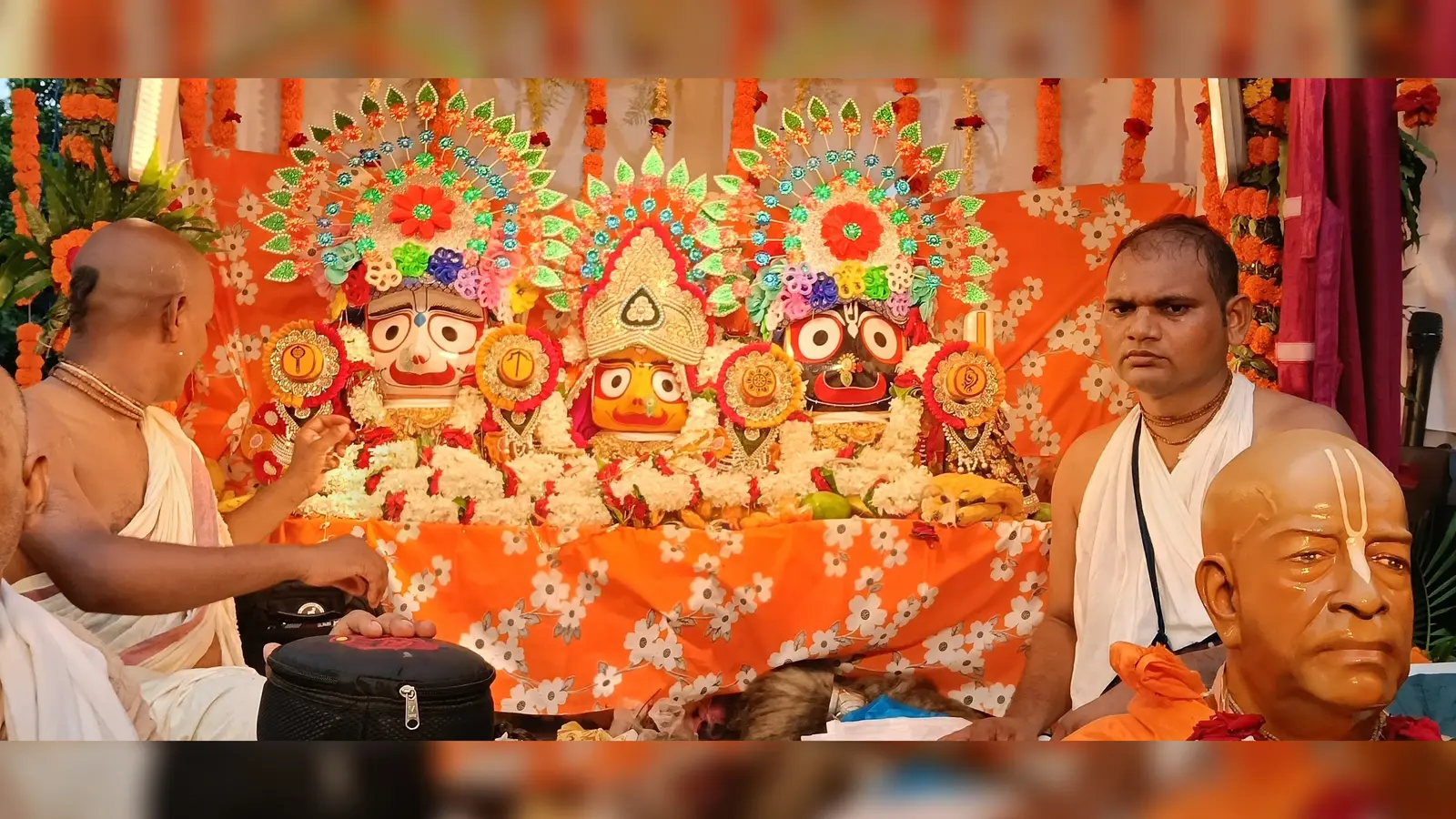 फोटो.रथ पर सवार भगवान बलभद्र, सुभद्रा के साथ भगवान जगरनाथ 2.रथयात्रा में शामिल सैकड़ों श्रद्धालु भक्त | Prabhat Khabar Network फोटो.रथ पर सवार भगवान बलभद्र, सुभद्रा के साथ भगवान जगरनाथ 2.रथयात्रा में शामिल सैकड़ों श्रद्धालु भक्त | Prabhat Khabar Network