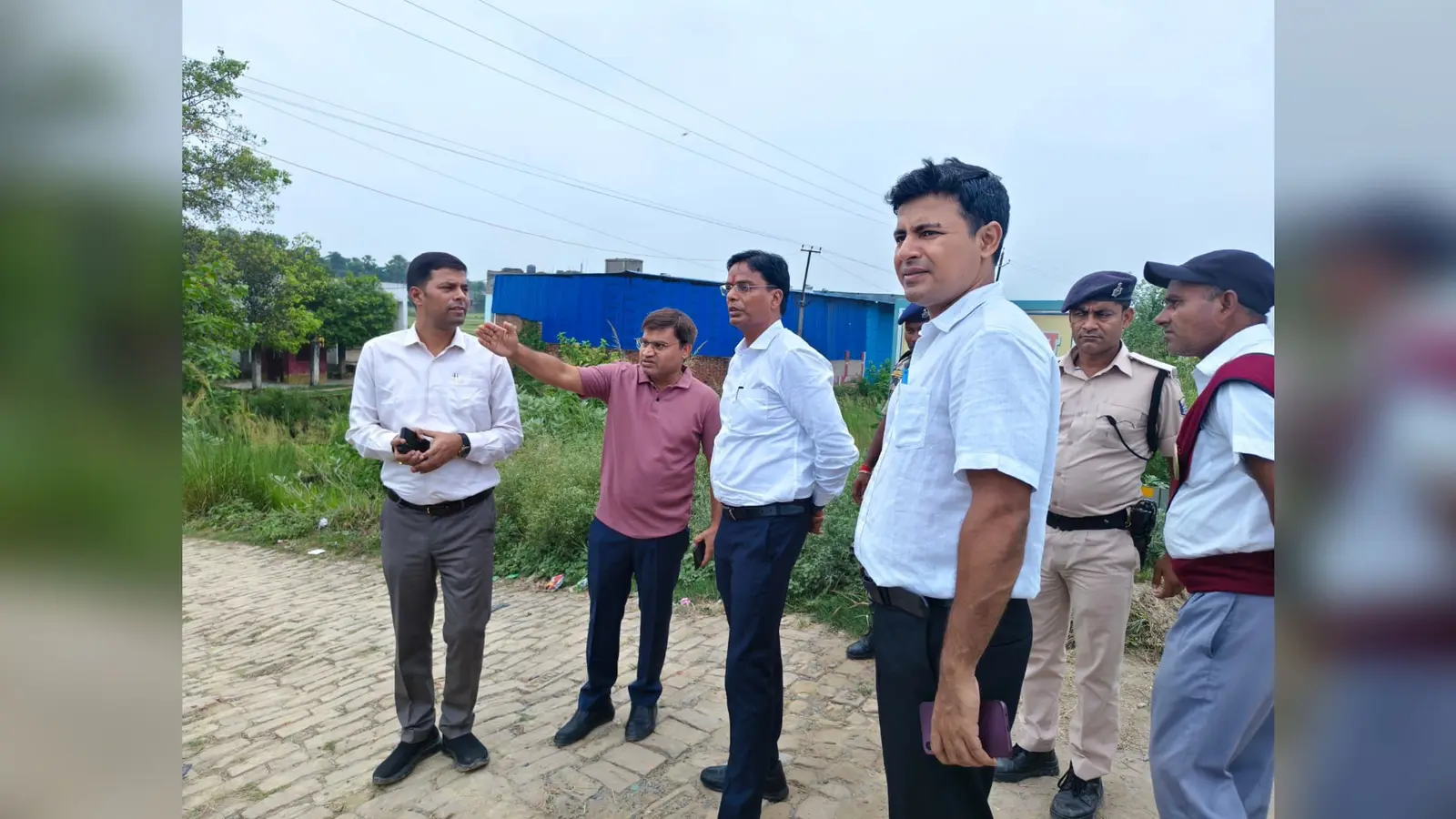 फोटो. 3परिचय. निर्माणाधीन टर्मिनल भवन का जायजा लेते डीएम, साथ में अन्य अधिकारी. | Prabhat Khabar Network फोटो. 3परिचय. निर्माणाधीन टर्मिनल भवन का जायजा लेते डीएम, साथ में अन्य अधिकारी. | Prabhat Khabar Network