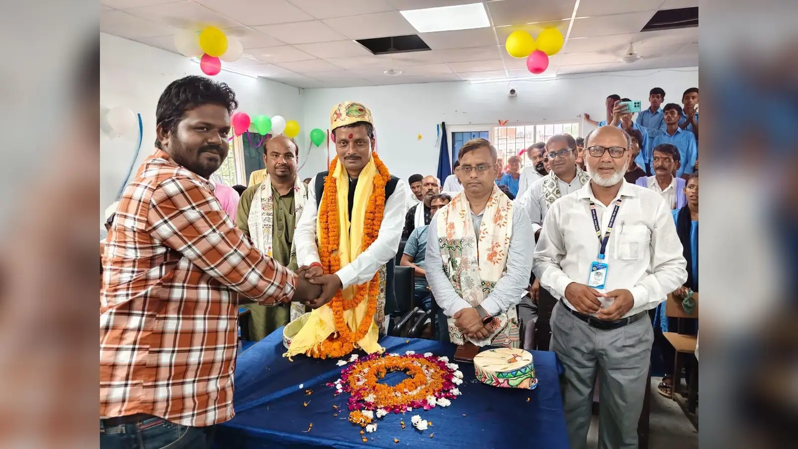 ग्रामीण विधायक को सम्मानित करते स्कूल प्रबंधन के सदस्य | Prabhat Khabar Network ग्रामीण विधायक को सम्मानित करते स्कूल प्रबंधन के सदस्य | Prabhat Khabar Network